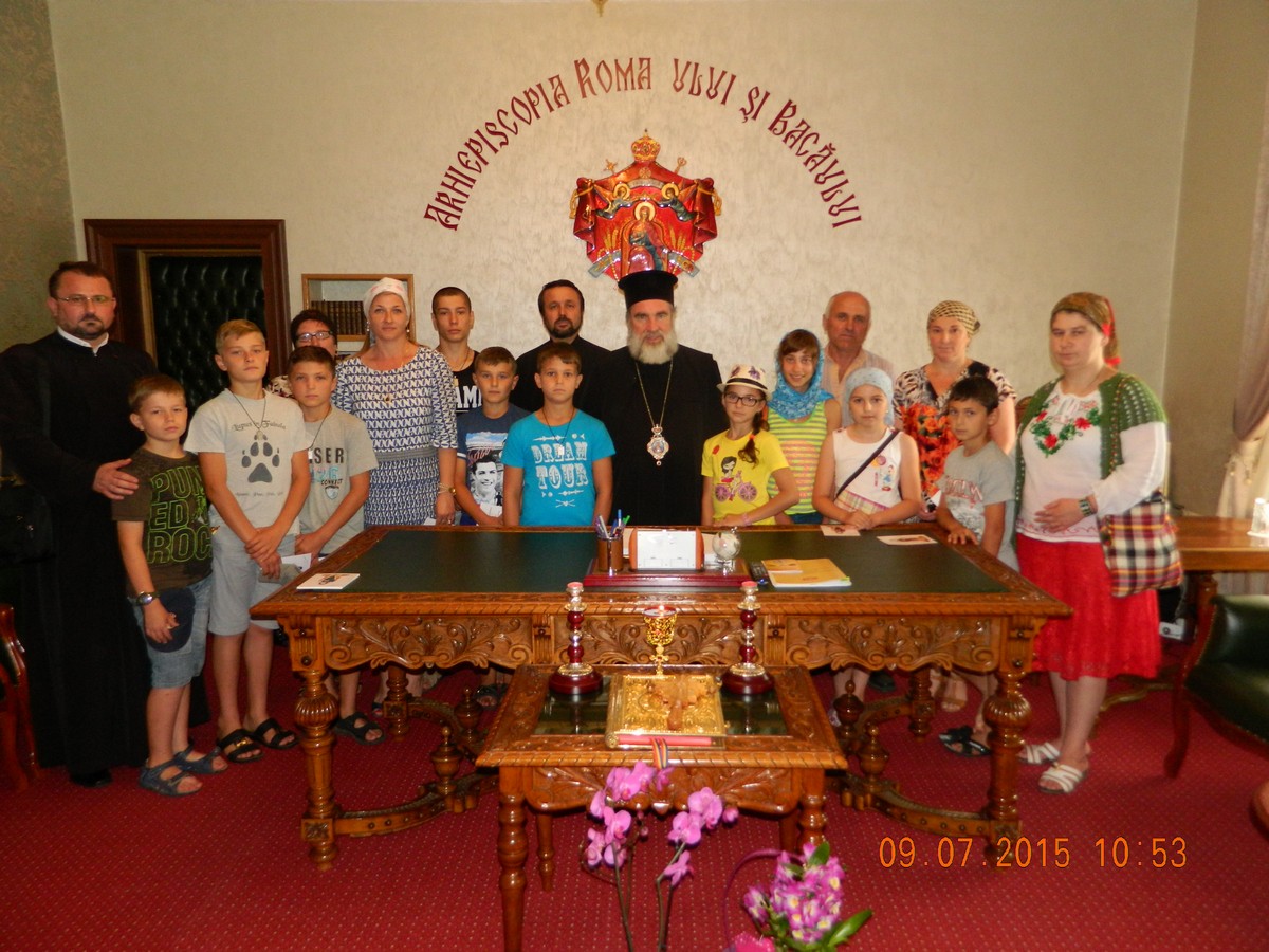 Elevi basarabeni, oaspeţi ai Înaltpreasfinţitului Ioachim Elevi basarabeni, oaspeţi ai Înaltpreasfinţitului Ioachim