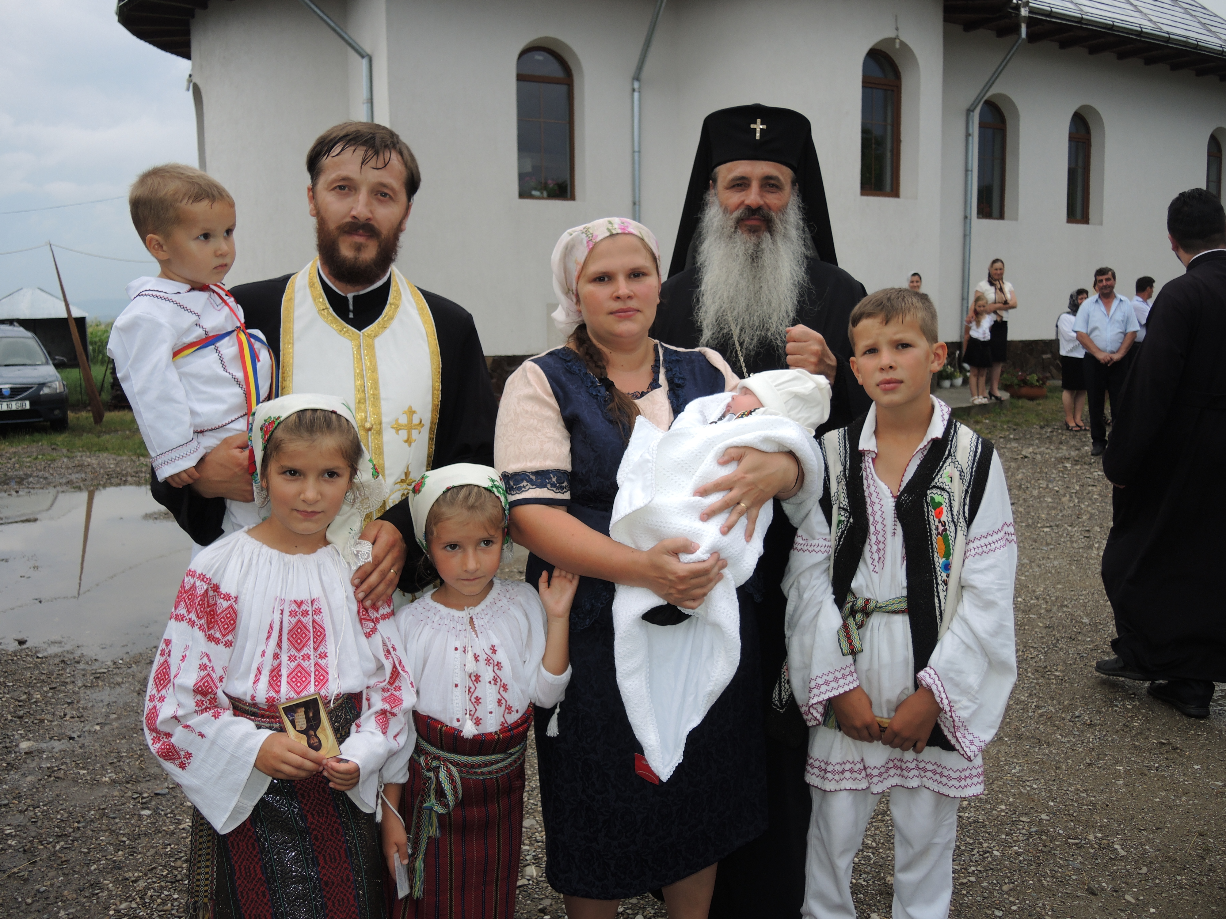 IPS Mitropolit Teofan a sfințit un altar de vară în Parohia Podoleni II IPS Mitropolit Teofan a sfințit un altar de vară în Parohia Podoleni II