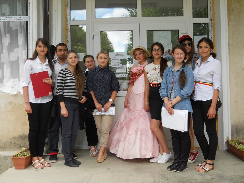 Elevii seminarişti şi adamişti din Iaşi, prezenţi la Festivalul florilor de tei