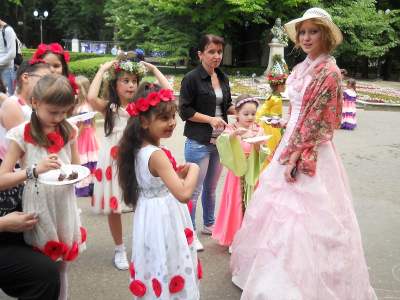 Elevii seminarişti şi adamişti din Iaşi, prezenţi la Festivalul florilor de tei