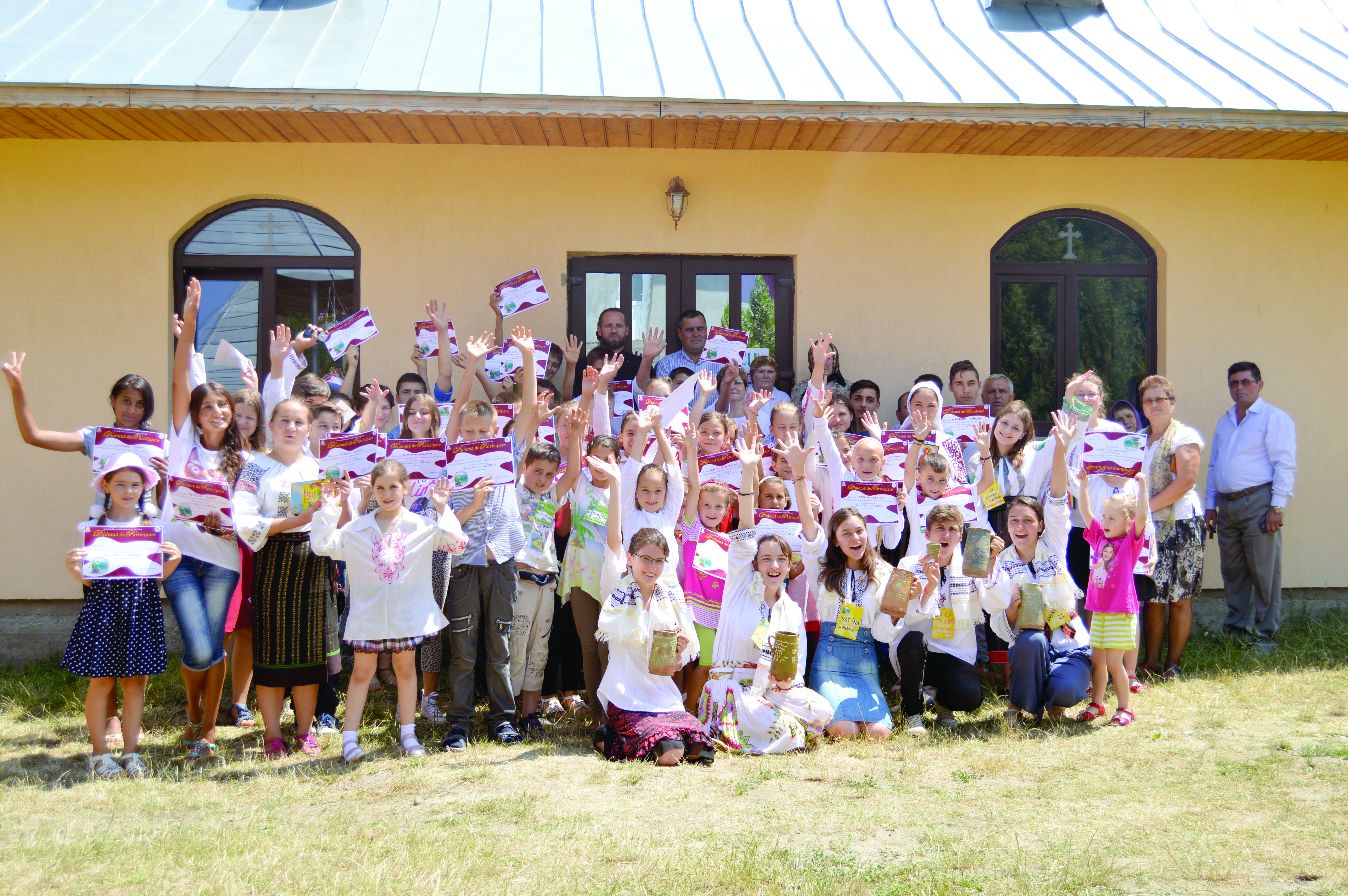 Cu privirea spre cer în tabăra „Voioşeii din Şendreni“