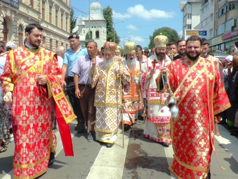 Peste 20.000 de credincioși s-au rugat Sfântului Ioan cel Nou de la Suceava (GALERIE FOTO)