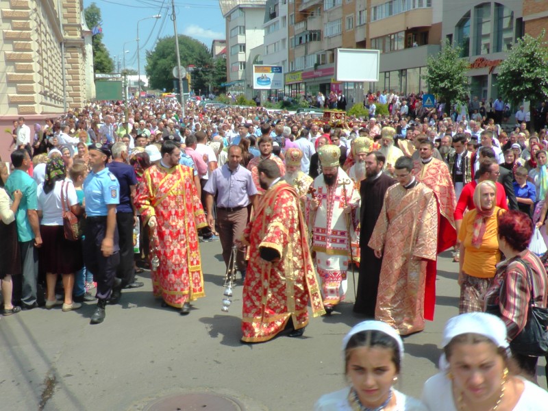 Peste 20.000 de credincioși s-au rugat Sfântului Ioan cel Nou de la Suceava (GALERIE FOTO)