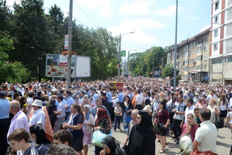 Peste 20.000 de credincioși s-au rugat Sfântului Ioan cel Nou de la Suceava (GALERIE FOTO)