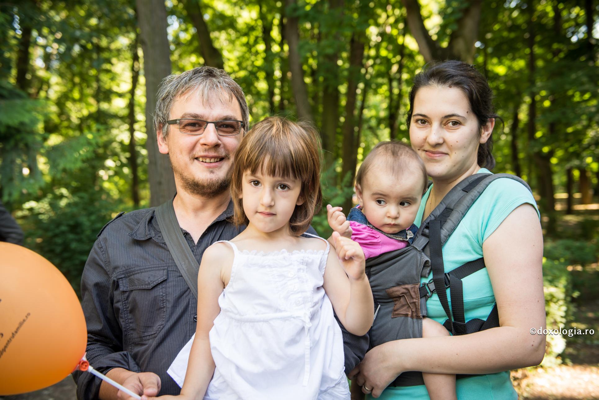 Rugăciunea împreună ține familia unită