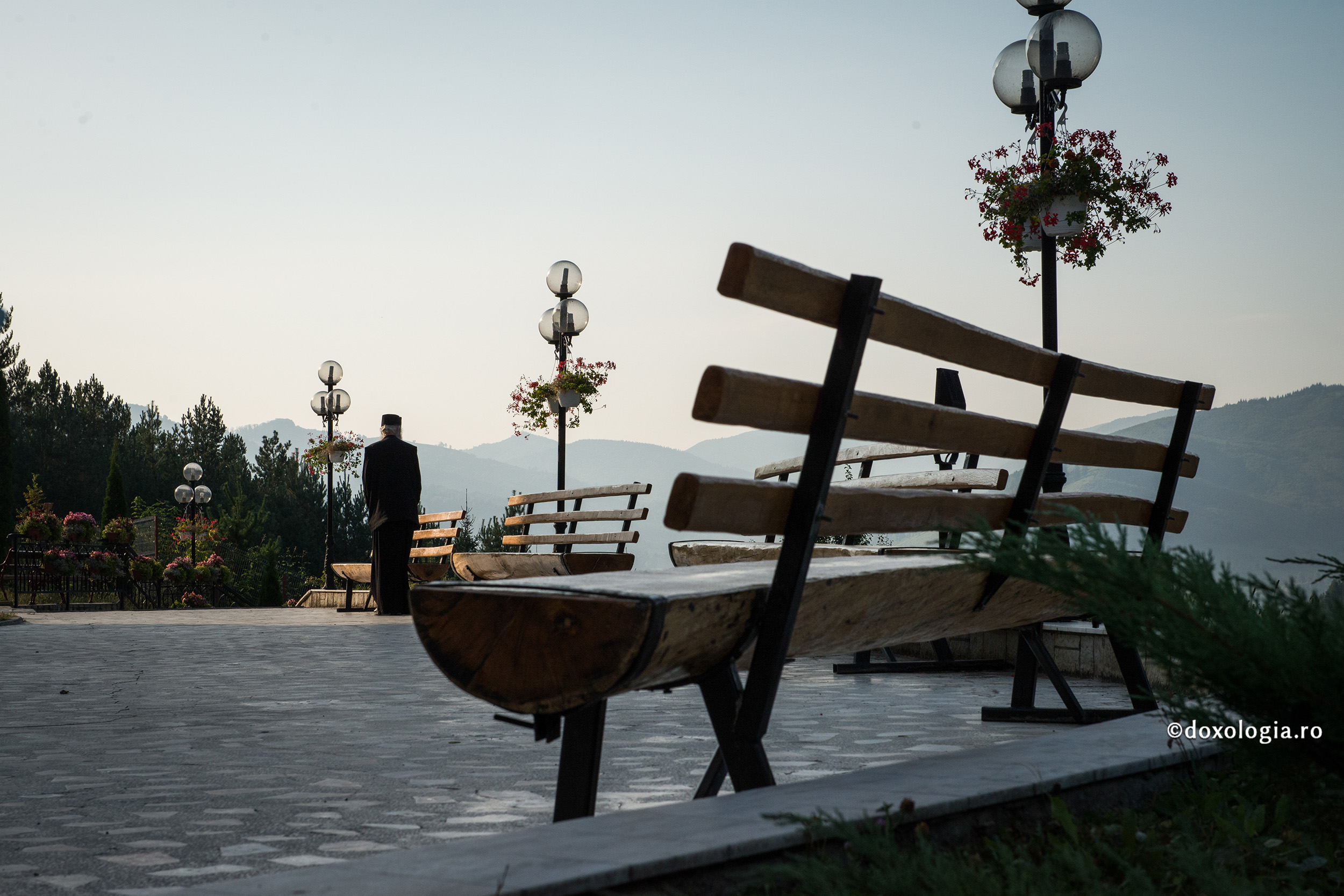 „Dacă nu rămâi aici, și în altă parte, dar să te faci călugăr”