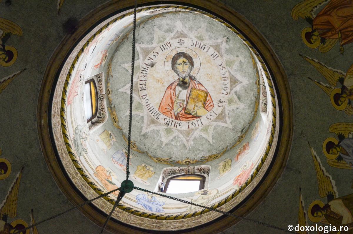 Dumnezeu nu are nevoie de cuvinte, de scuze, de explicații, ci de inimile noastre.