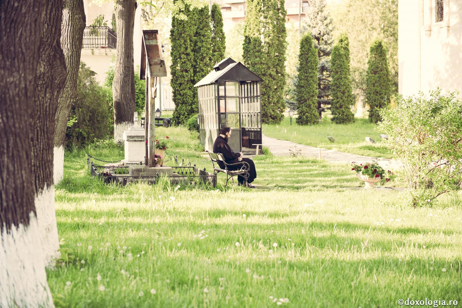 călugăr stând pe bancă