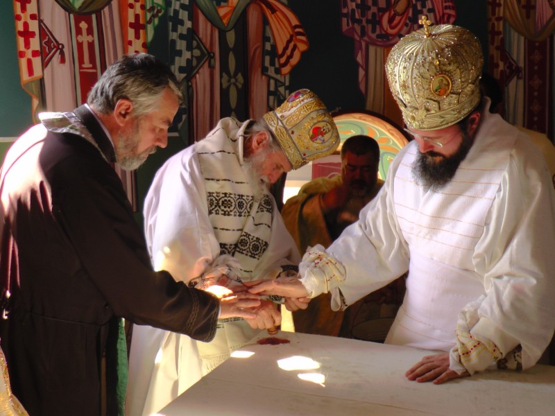 Biserica din Valea Glodului, resfințită de doi ierarhi Biserica din Valea Glodului, resfințită de doi ierarhi