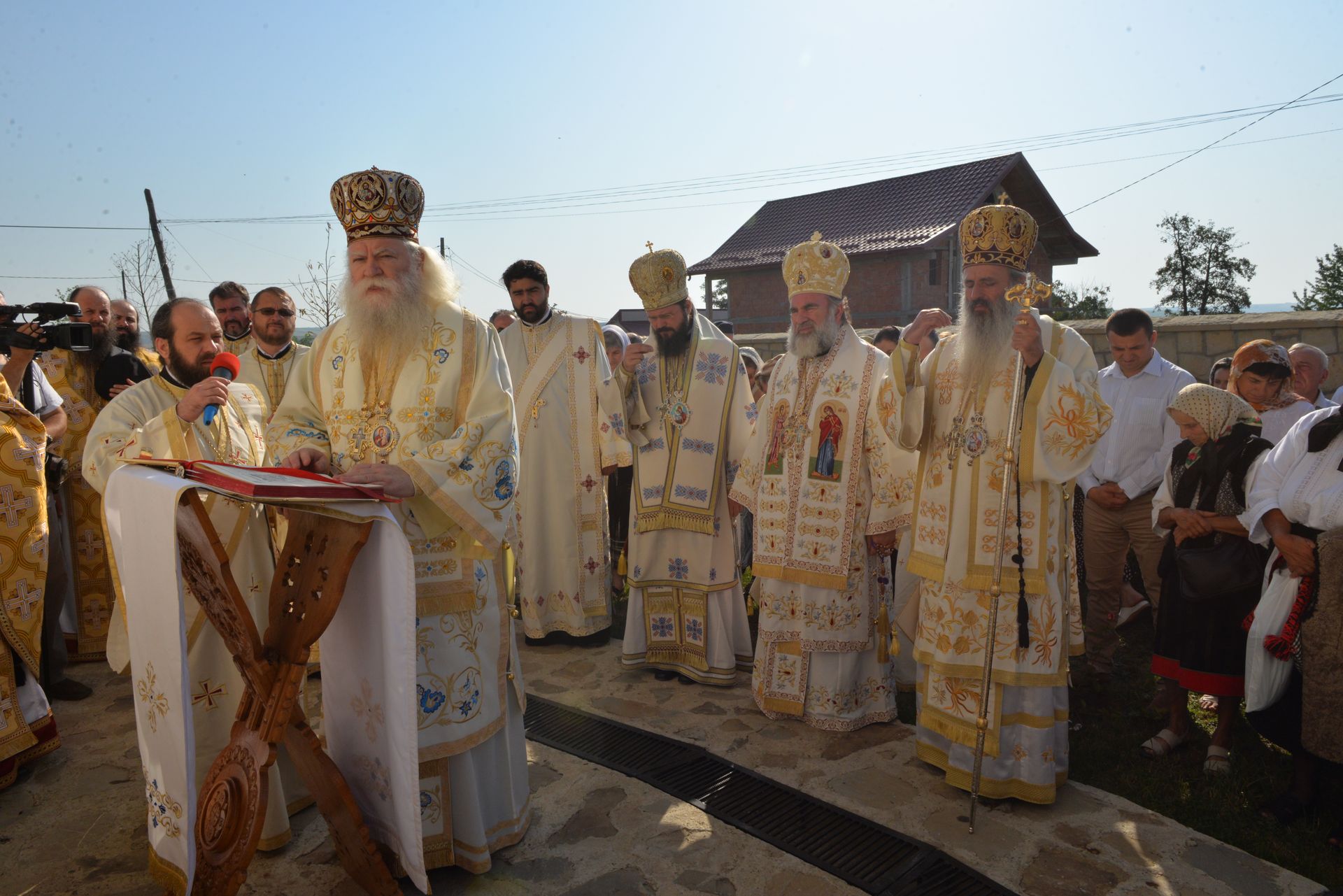 Sfințire la Eșanca: „Mănăstirea este locul în care oamenii încearcă să se alipească de cer”