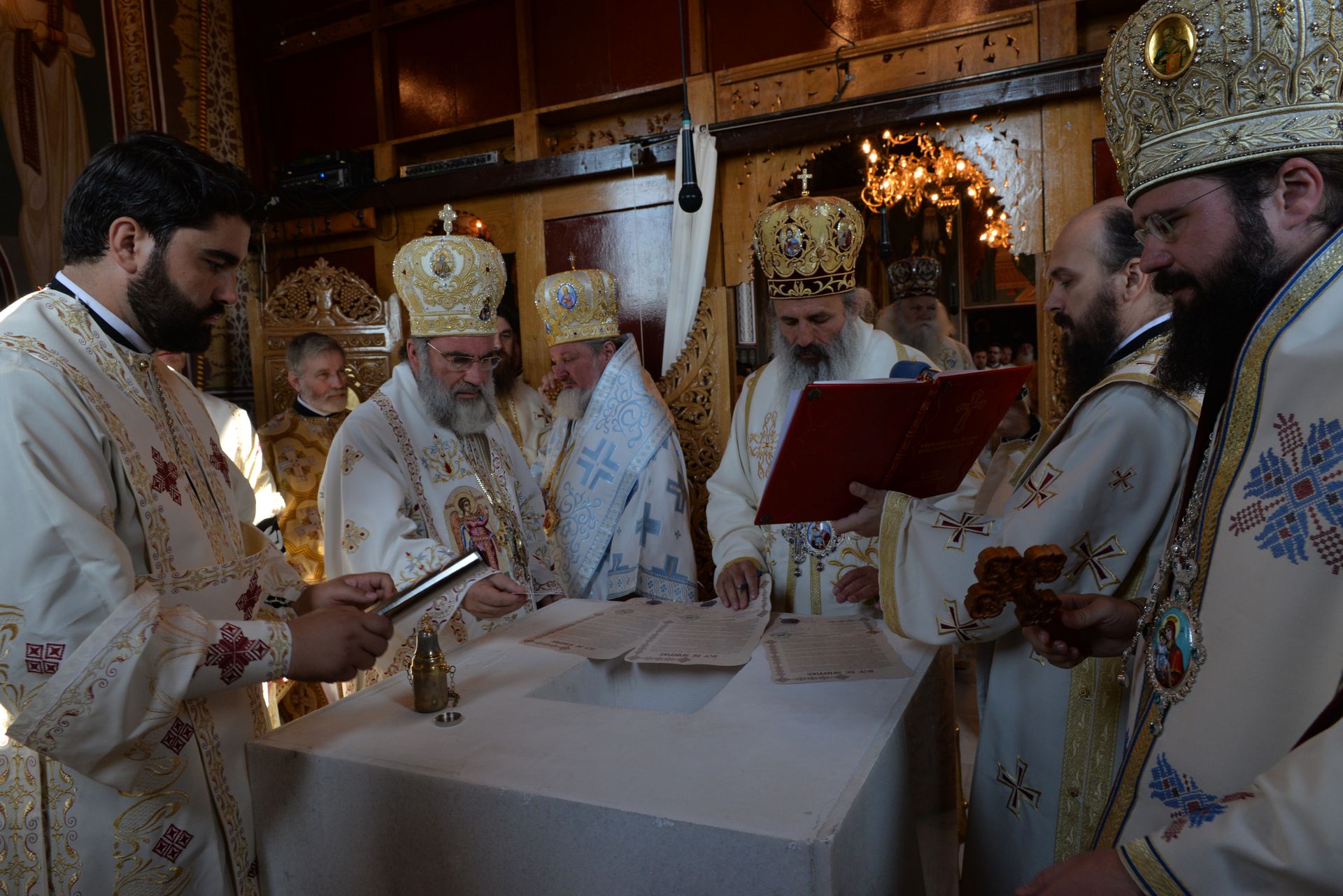 Sfințire la Eșanca: „Mănăstirea este locul în care oamenii încearcă să se alipească de cer”