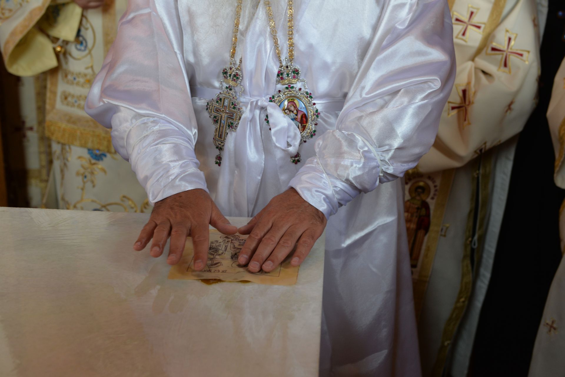 Sfințire la Eșanca: „Mănăstirea este locul în care oamenii încearcă să se alipească de cer”