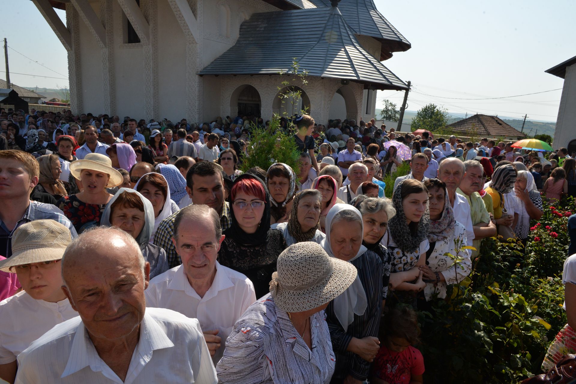 Sfințire la Eșanca: „Mănăstirea este locul în care oamenii încearcă să se alipească de cer”