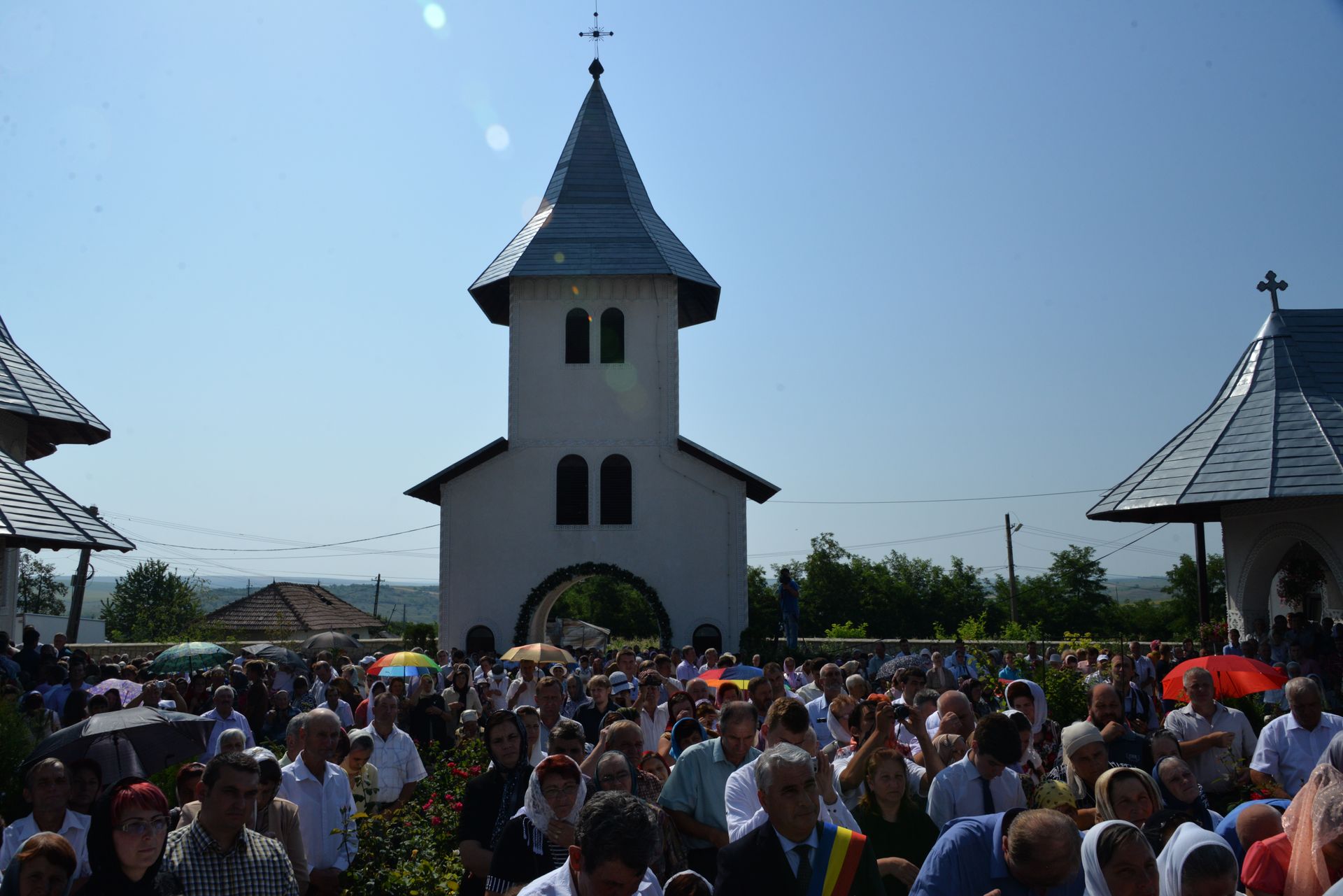 Sfințire la Eșanca: „Mănăstirea este locul în care oamenii încearcă să se alipească de cer”