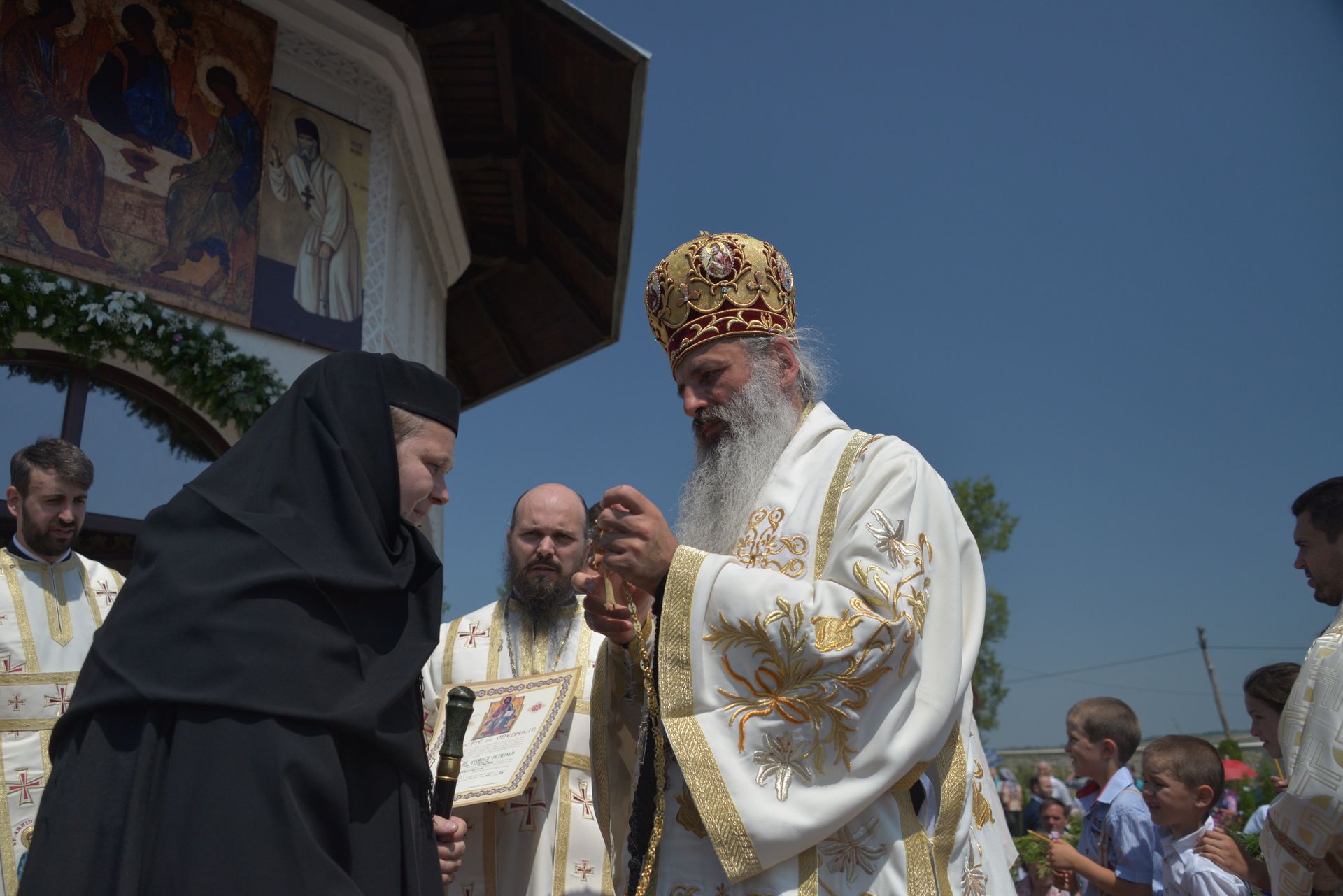 Sfințire la Eșanca: „Mănăstirea este locul în care oamenii încearcă să se alipească de cer”