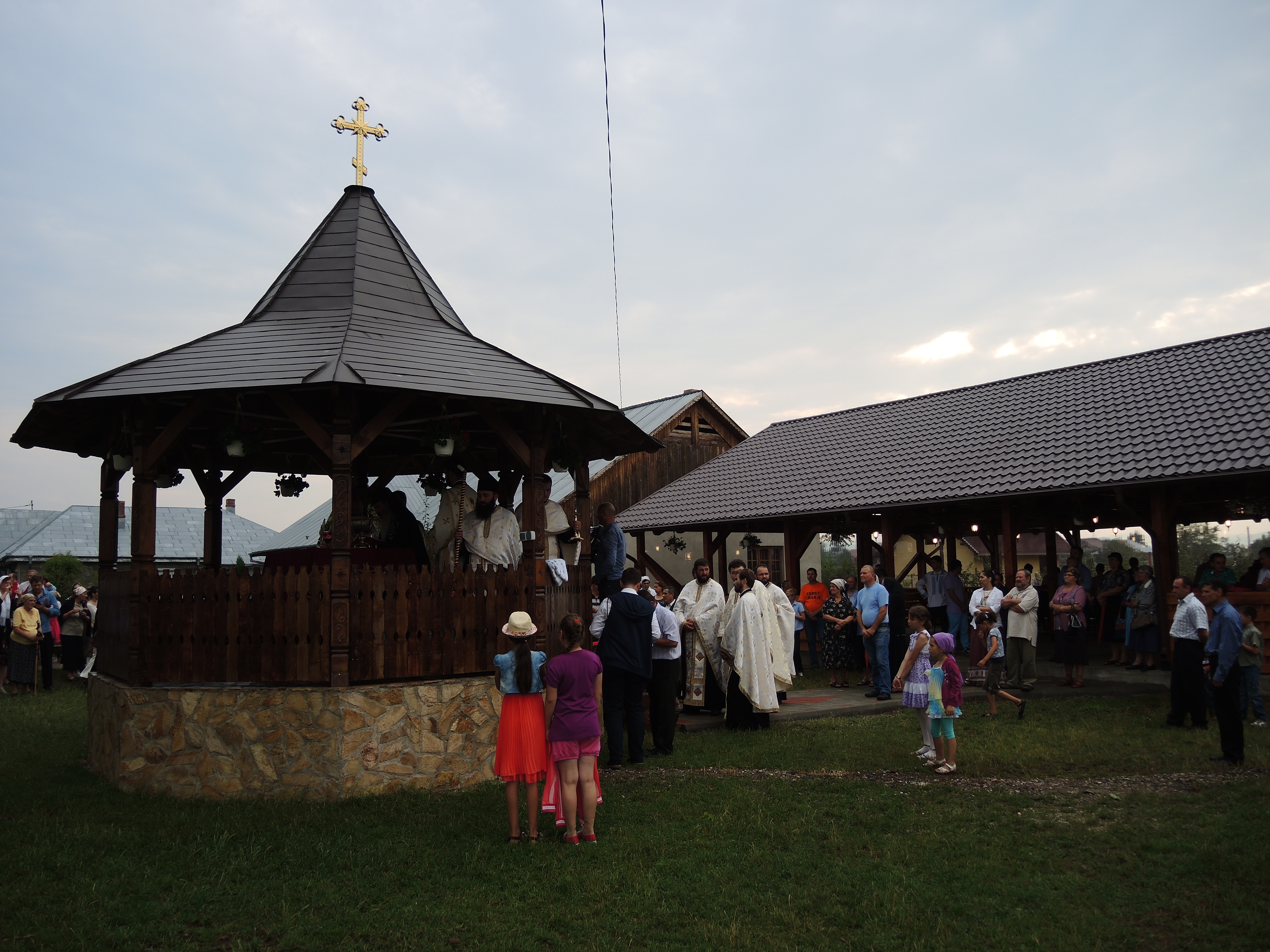 IPS Mitropolit Teofan a sfințit un altar de vară în Parohia Podoleni II