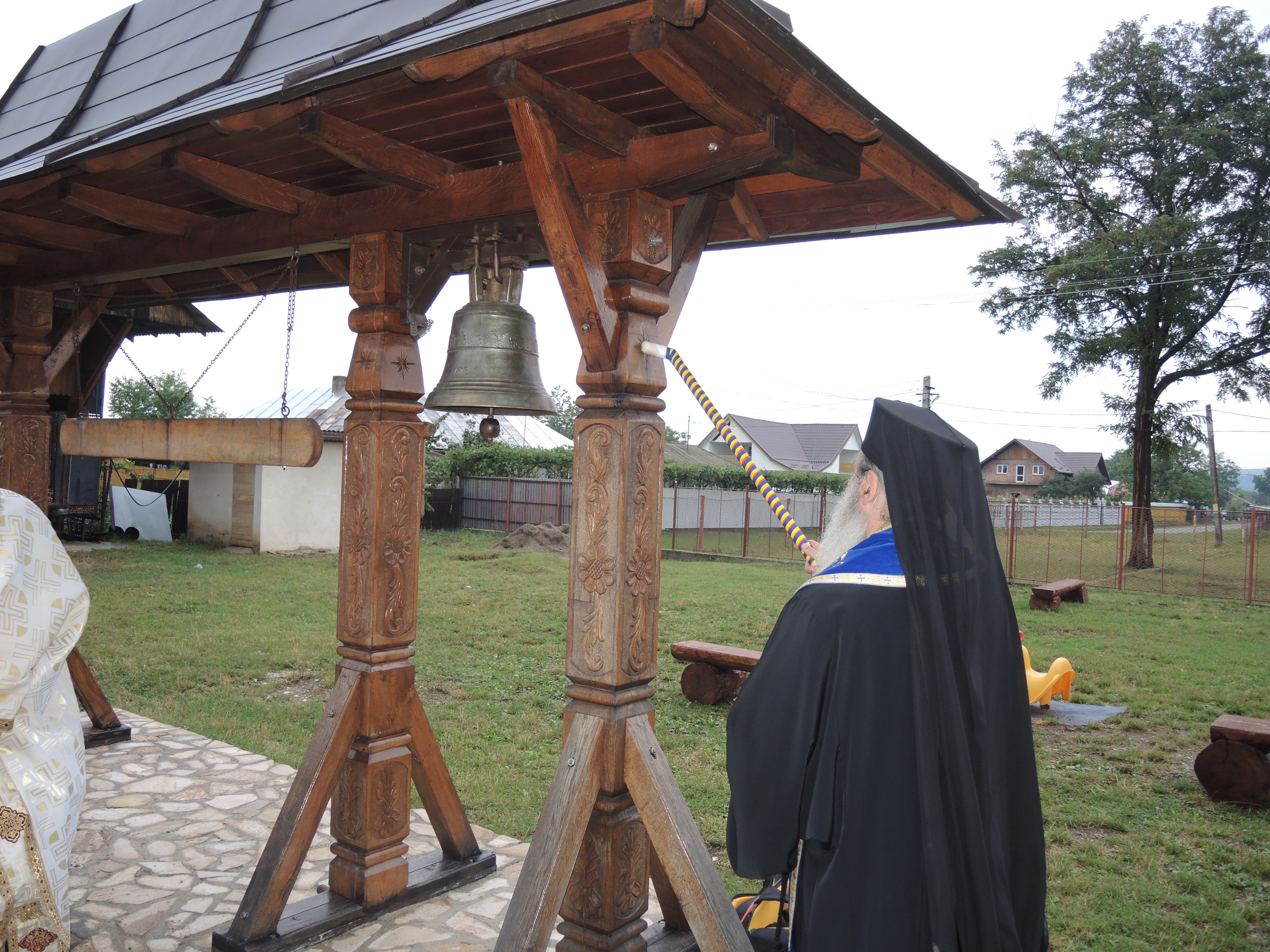 IPS Mitropolit Teofan a sfințit un altar de vară în Parohia Podoleni II IPS Mitropolit Teofan a sfințit un altar de vară în Parohia Podoleni II