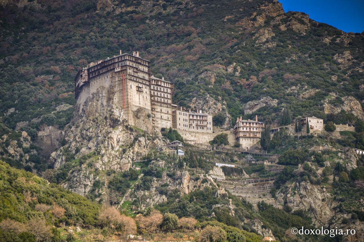 Mănăstirea Simonos Petras – Athos / Foto: Pr. Silviu Cluci Mănăstirea Simonos Petras – Athos