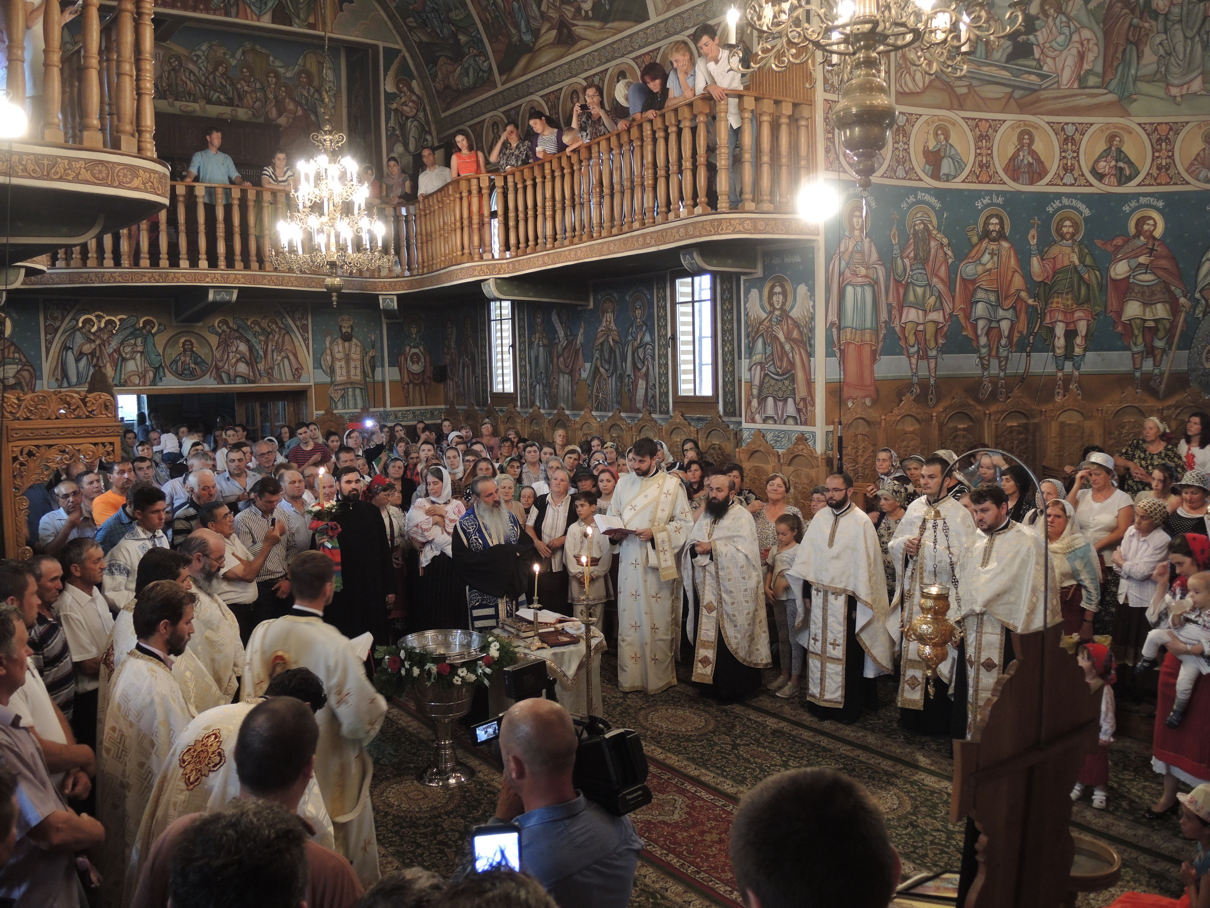 IPS Mitropolit Teofan a sfințit un altar de vară în Parohia Podoleni II IPS Mitropolit Teofan a sfințit un altar de vară în Parohia Podoleni II