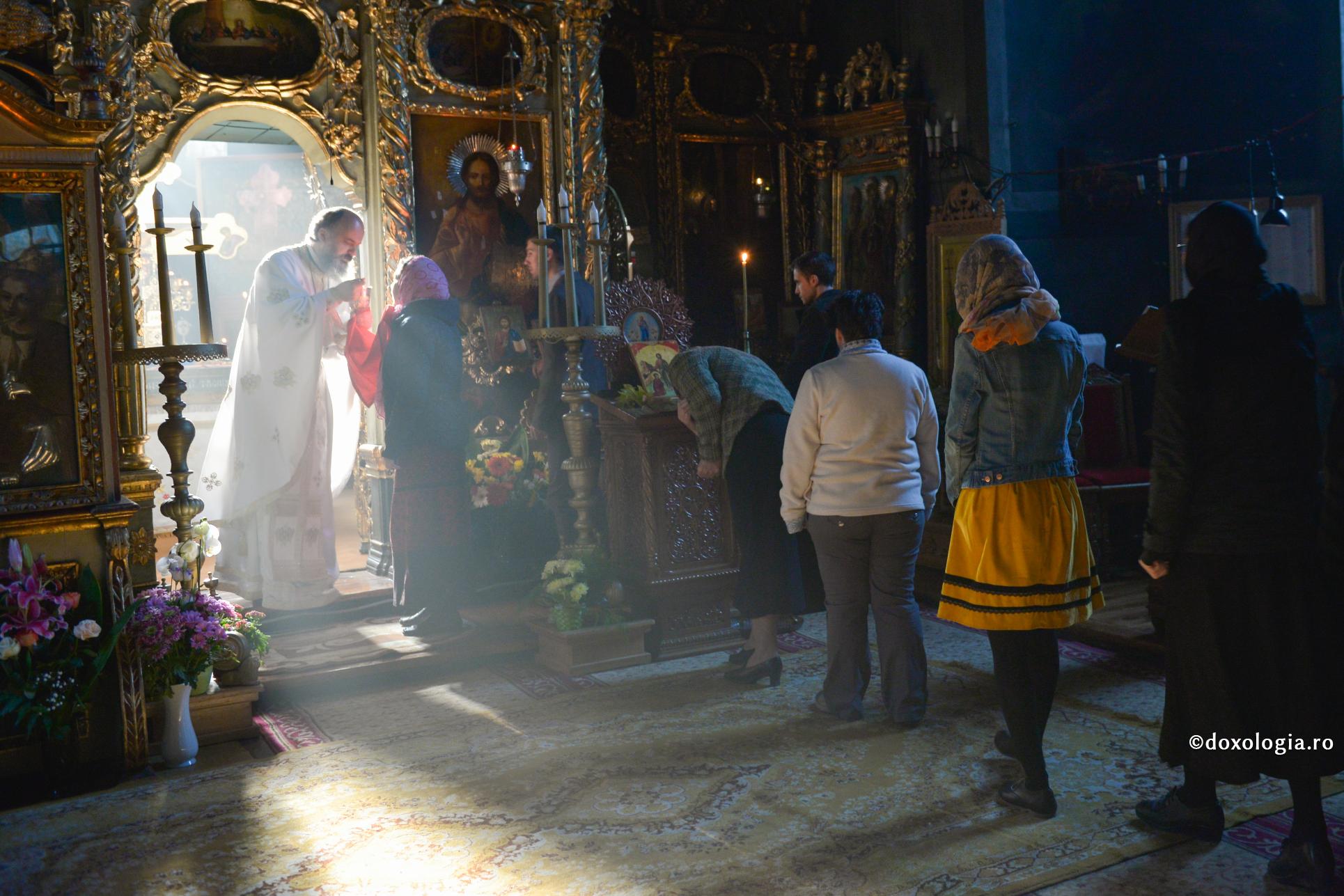 Sfânta Împărtăşanie Îl cuprinde în ea pe Cel ce a zidit intreaga lume