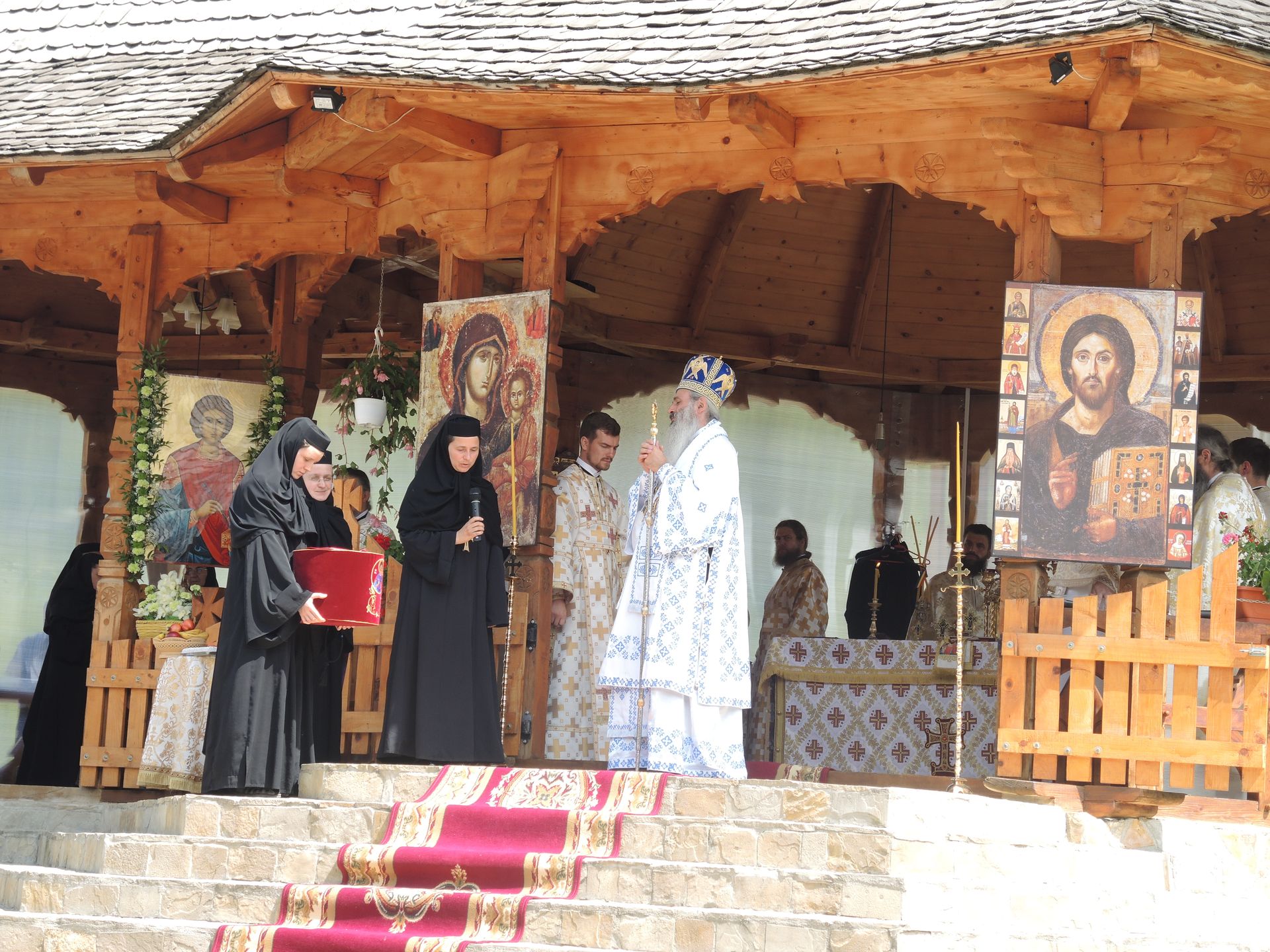 Slujire arhierească la Mănăstirea Paltin - Petru Vodă, în cinstea Sfântului Mare Mucenic și Tămăduitor Pantelimon