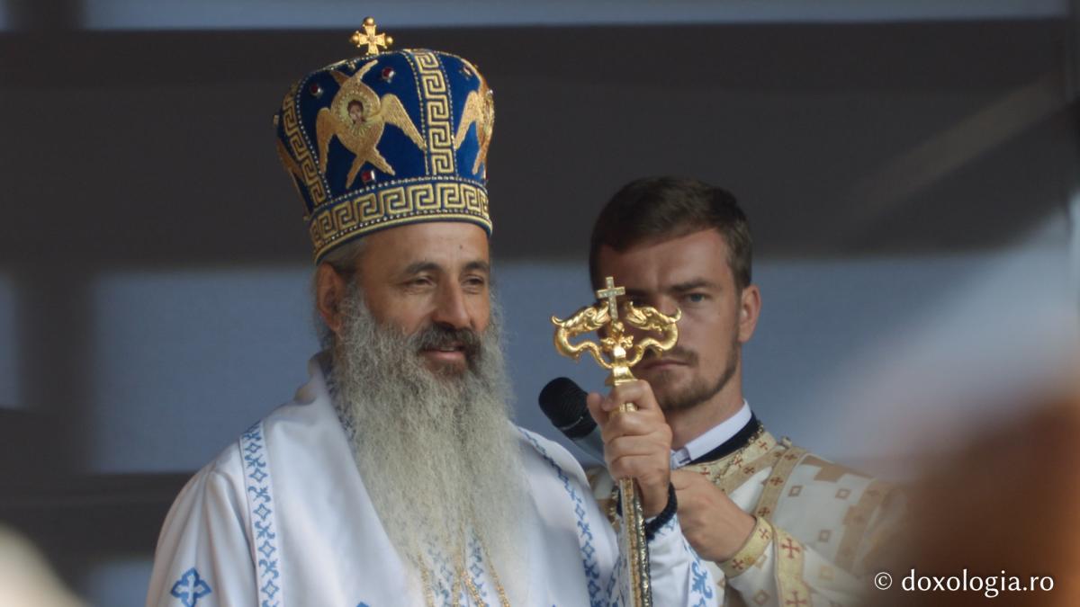 „Să fiți oameni ai bucuriei!” - IPS Teofan - Cuvânt către tinerii din tabăra de la Nemțișor