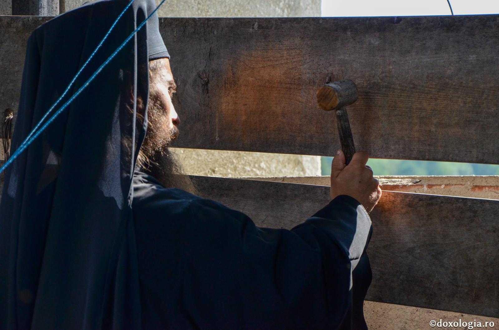 Timpul cu care ne confruntăm noi și ne batem, clipă de clipă, nu este nimic altceva decât distanța dintre chemarea lui Dumnezeu și răspunsul omului / Foto: Maria Burlă călugăr bătând toaca