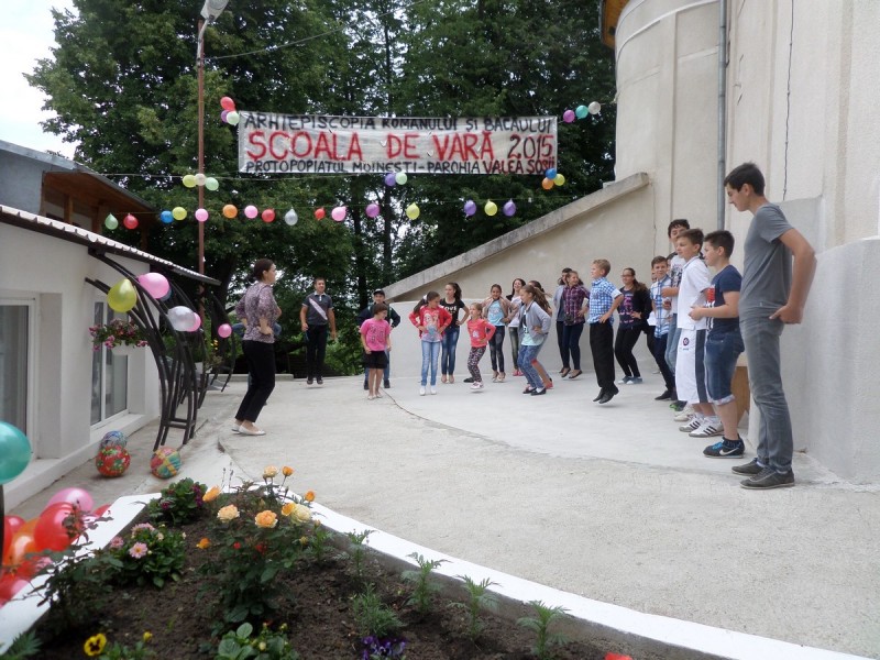 Şcoli de vară pentru tinerii din Eparhia Romanului şi Bacăului