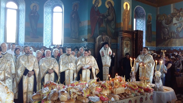 Vecernie arhierească la biserica ”Sfinţii Apostoli Petru şi Pavel” din Roman Vecernie arhierească la biserica ”Sfinţii Apostoli Petru şi Pavel” din Roman
