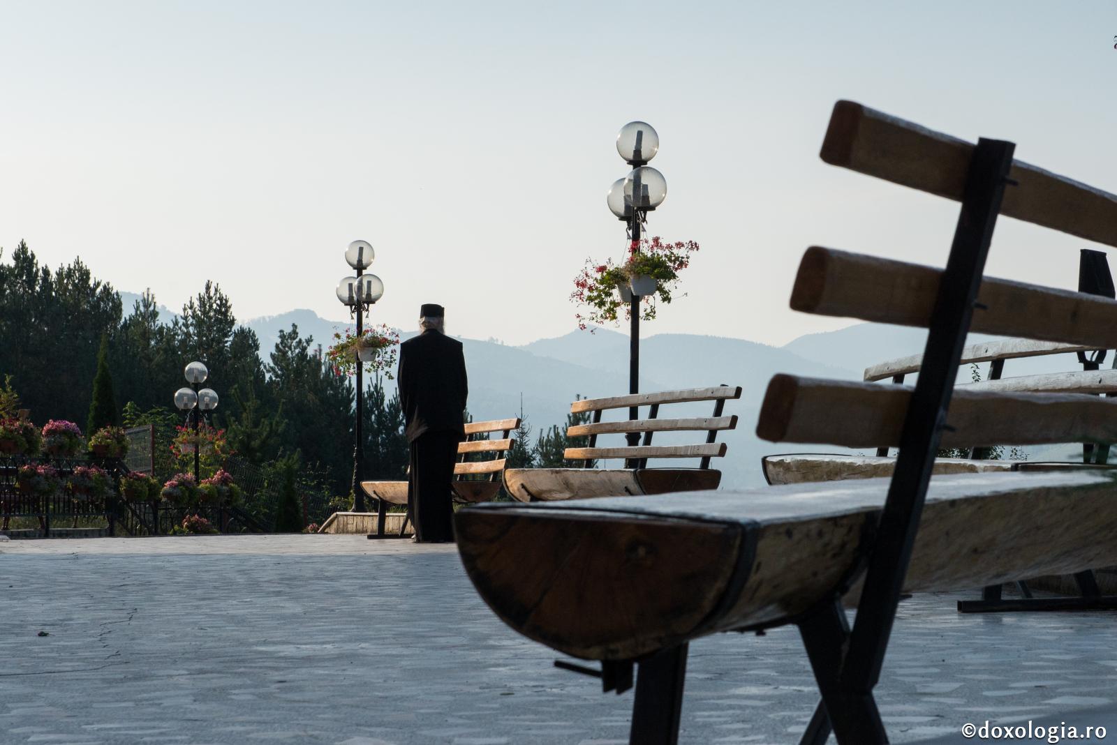 călugăr în curtea bisericii