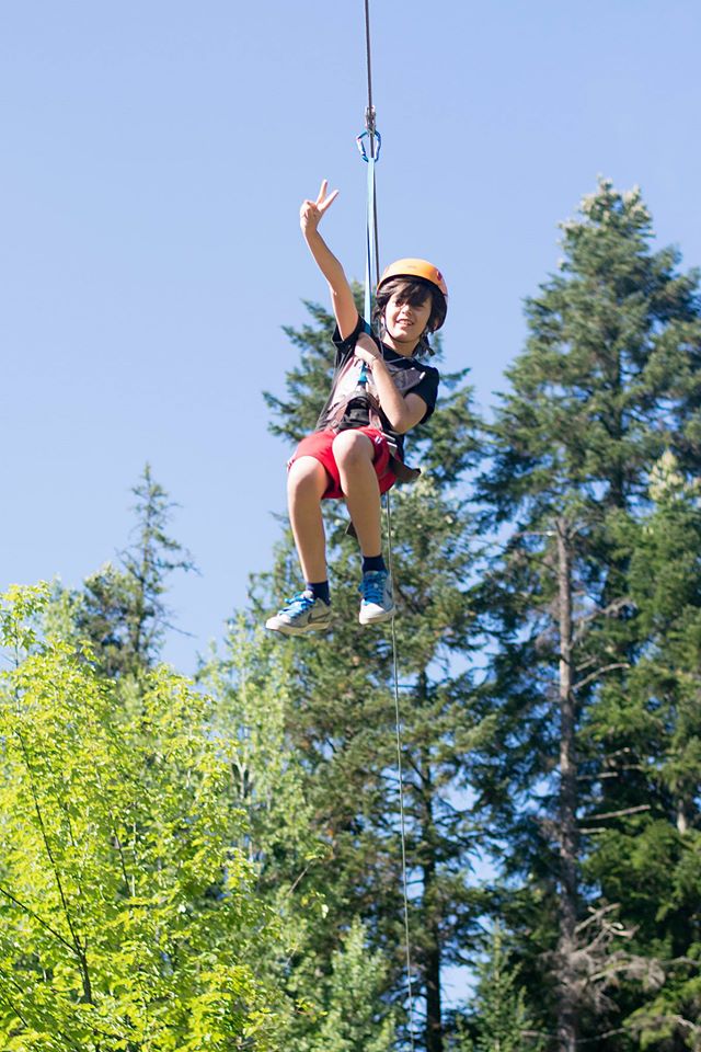 Scrisoare către un viitor participant al Taberei „Floare de colţ“: „Tabăra din Durău te va ajuta să te descoperi, să aterizezi în picioare de pe tiroliana vieţii“