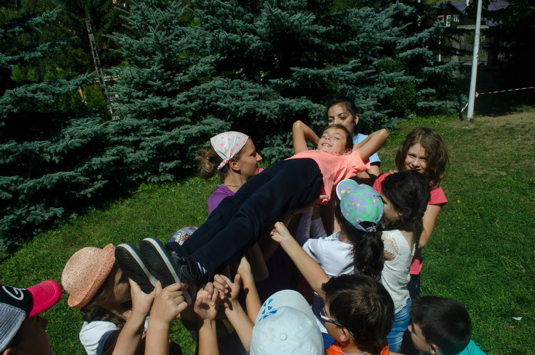 Scrisoare către un viitor participant al Taberei „Floare de colţ“: „Tabăra din Durău te va ajuta să te descoperi, să aterizezi în picioare de pe tiroliana vieţii“