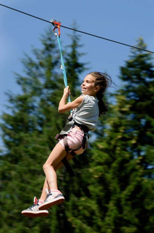Scrisoare către un viitor participant al Taberei „Floare de colţ“: „Tabăra din Durău te va ajuta să te descoperi, să aterizezi în picioare de pe tiroliana vieţii“