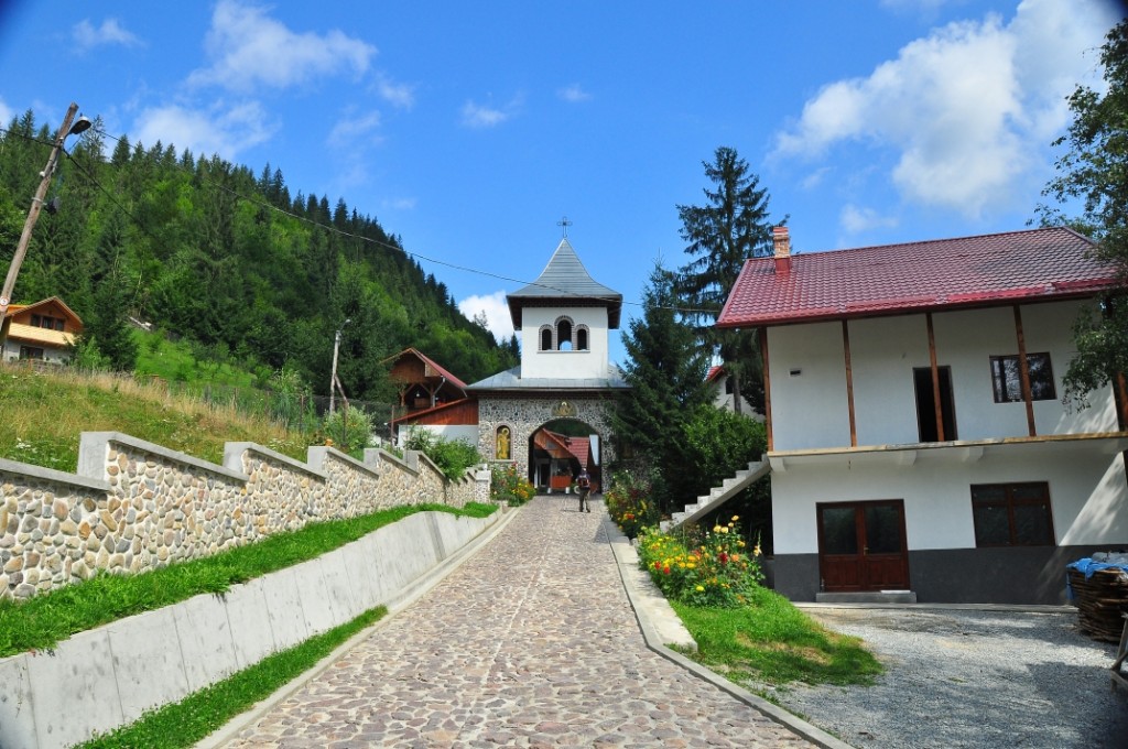 Prezenţă arhierească la Mănăstirea Albac