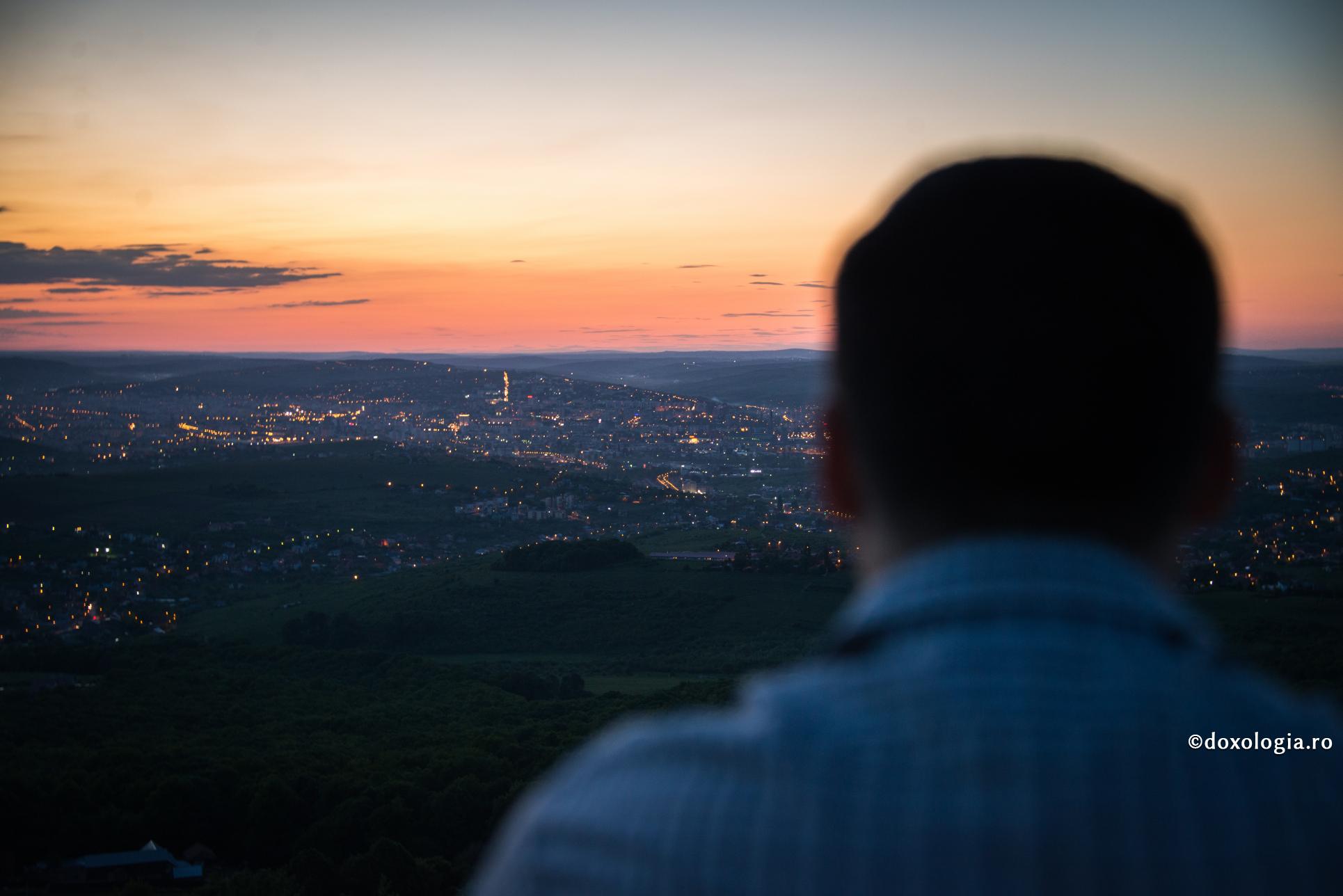 Să fim mereu atenți la inima noastră / Foto: Oana Nechifor bărbat privind apusul