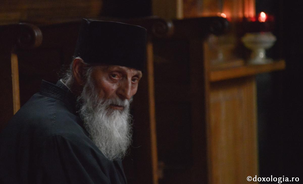 Lumea priveşte cu vigilenţă la micile neajunsuri ale monahismului