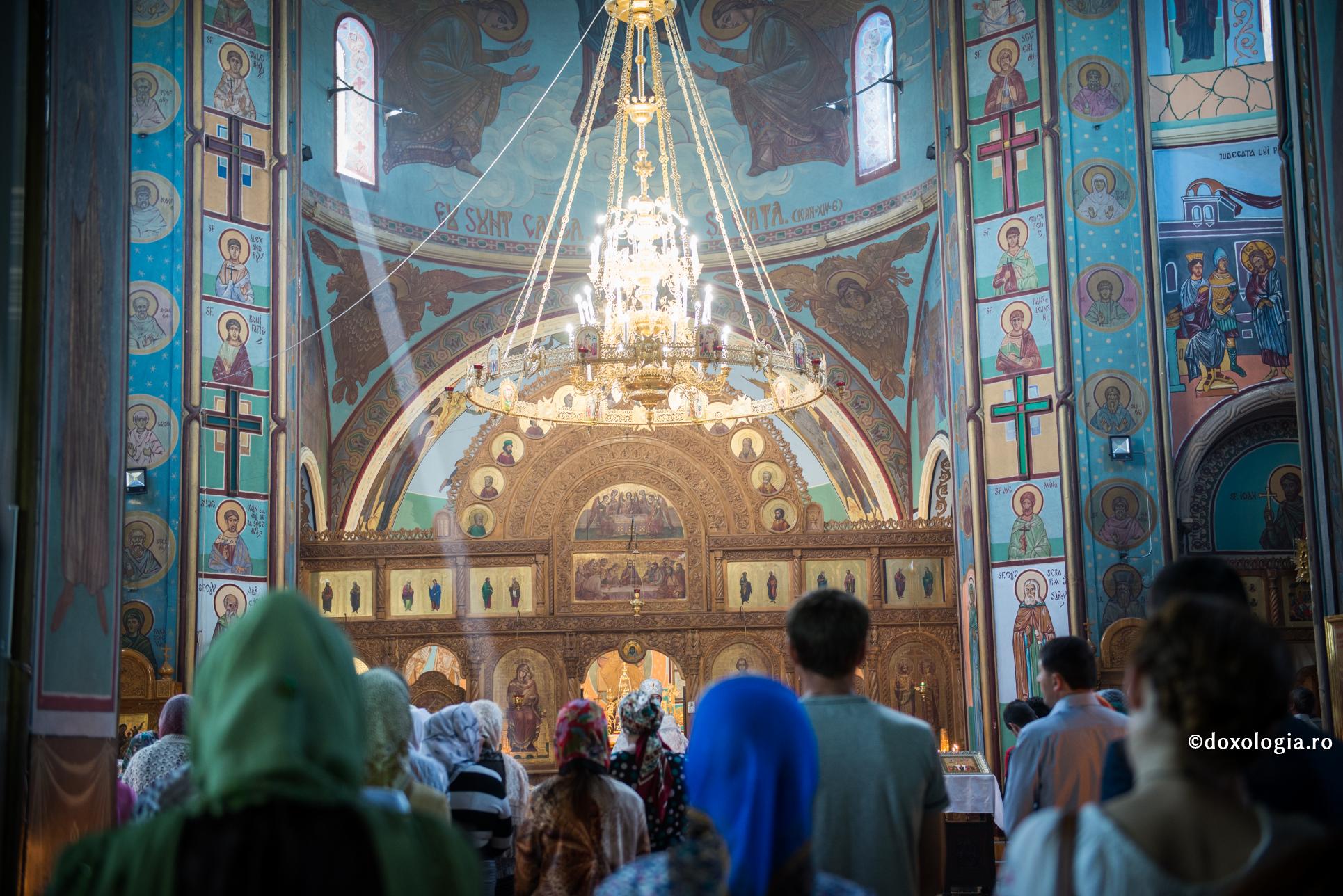 credincioși participând la Sfânta Liturghie