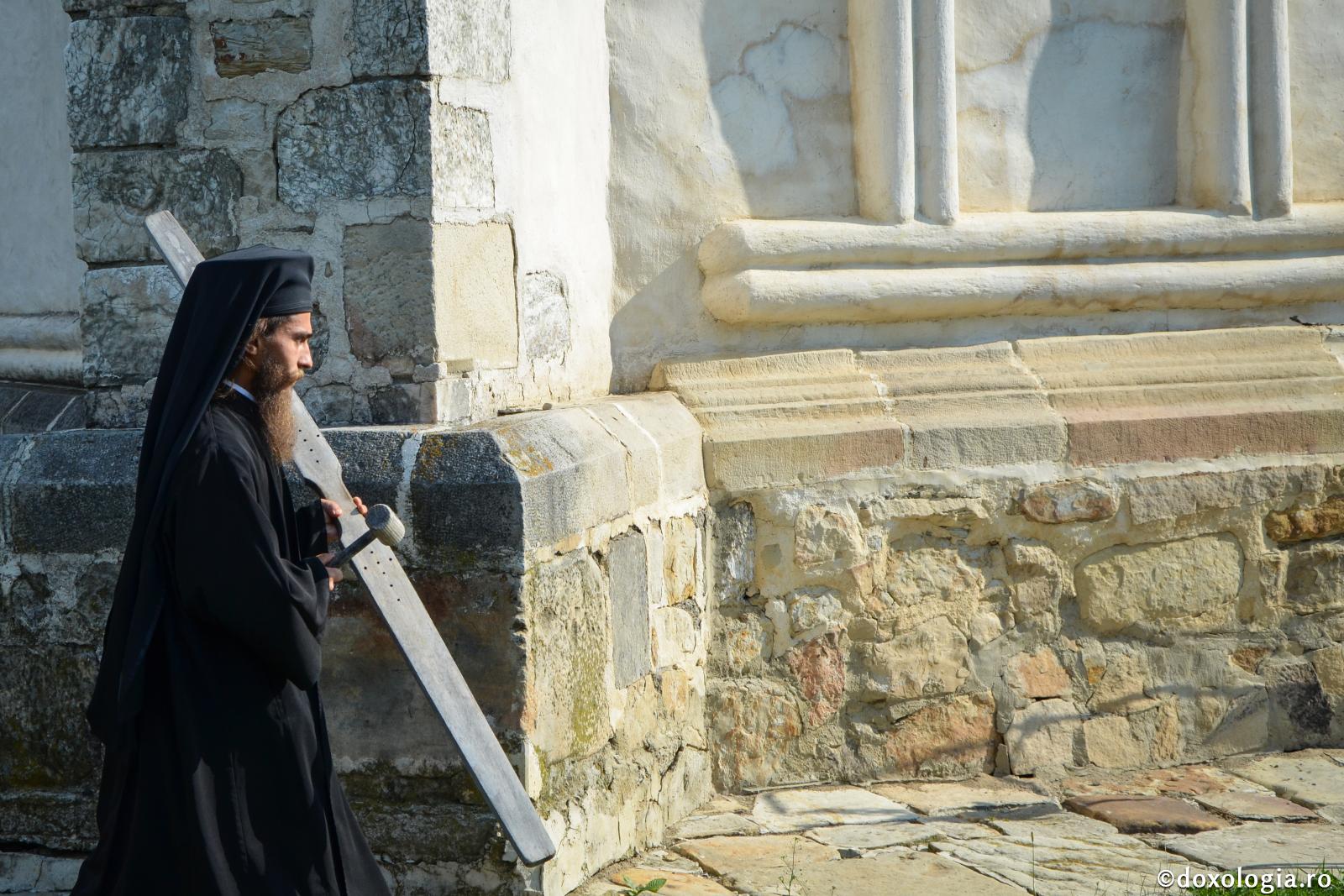 Începutul celui care doreşte să-şi asume viaţa monahală
