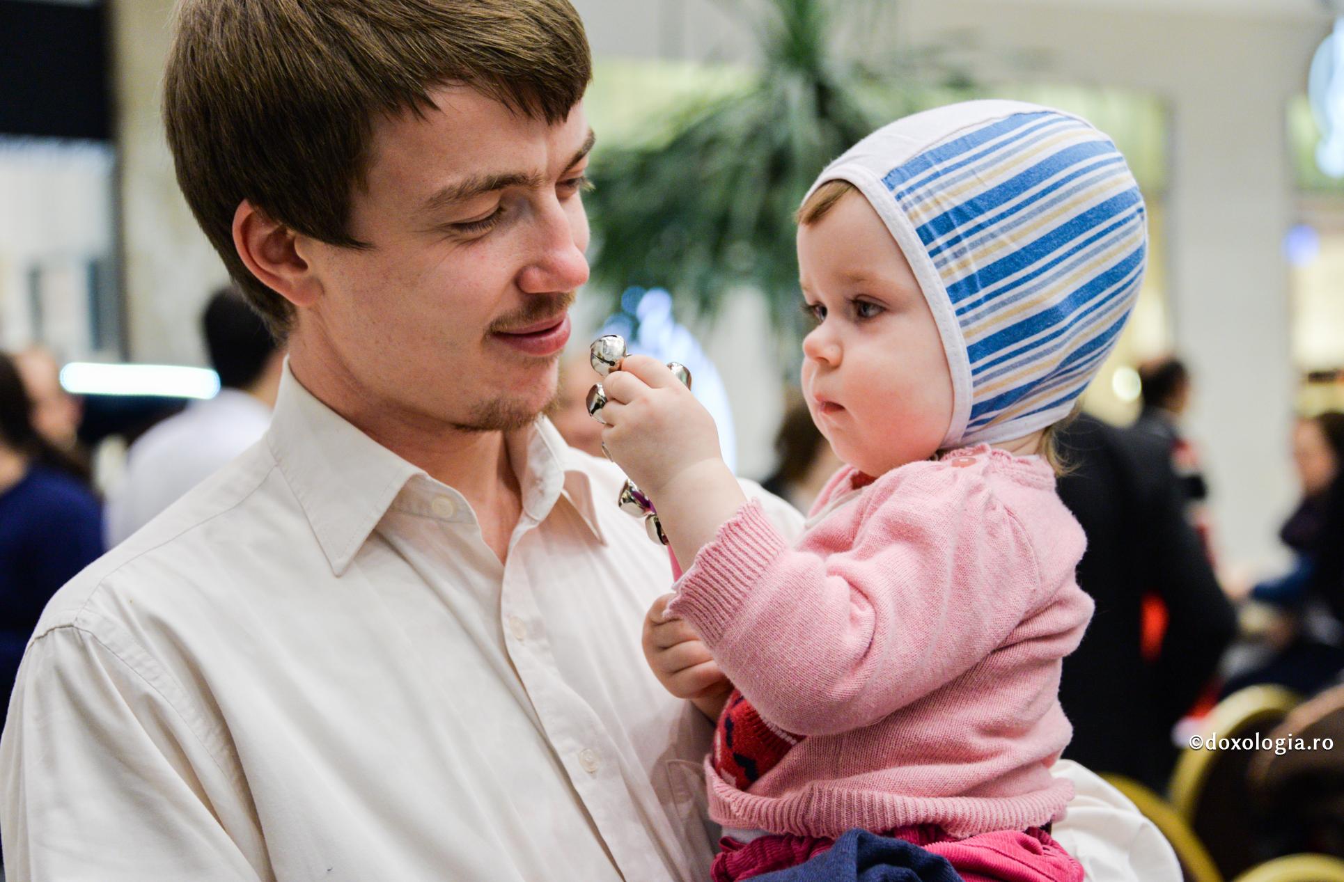 tată cu copilul în brațe