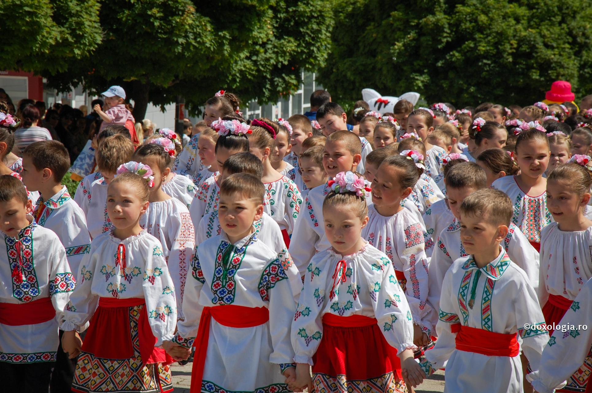 copii îmbrăcați în costum popular