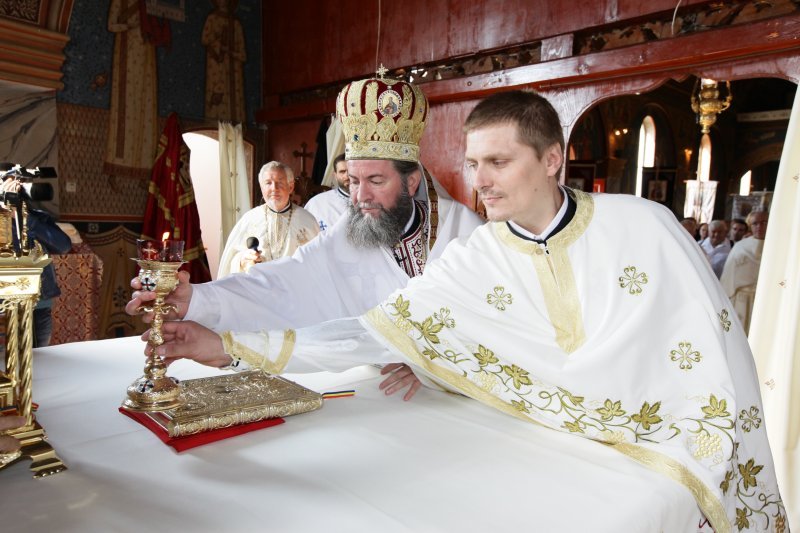 Preasfințitul Iustin Sigheteanul a sfințit Biserica parohiei Doba