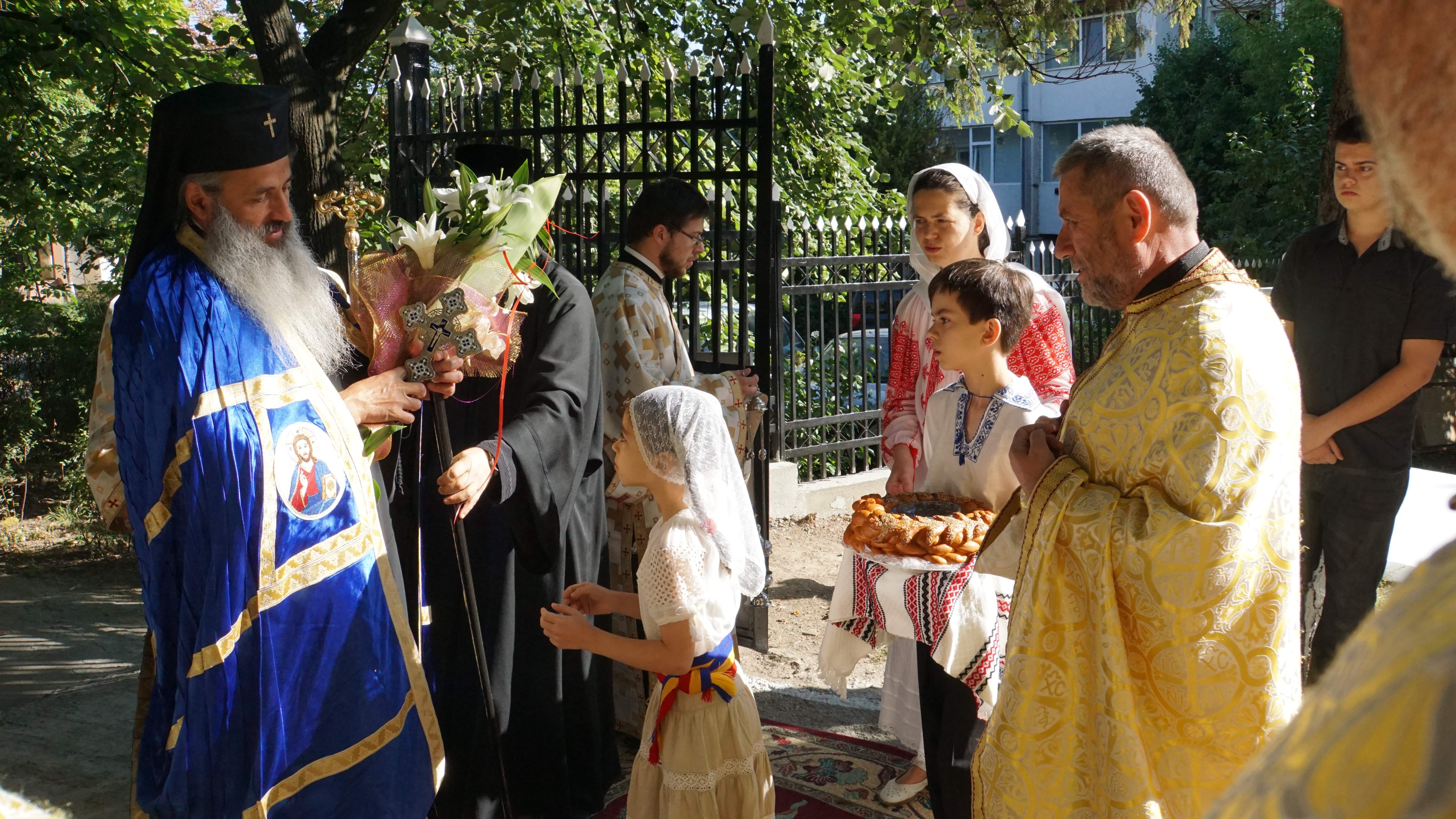 Sfântă Liturghie arhierească şi sfinţire de casă parohială la Biserica „Sfântul Pantelimon“ din Iaşi