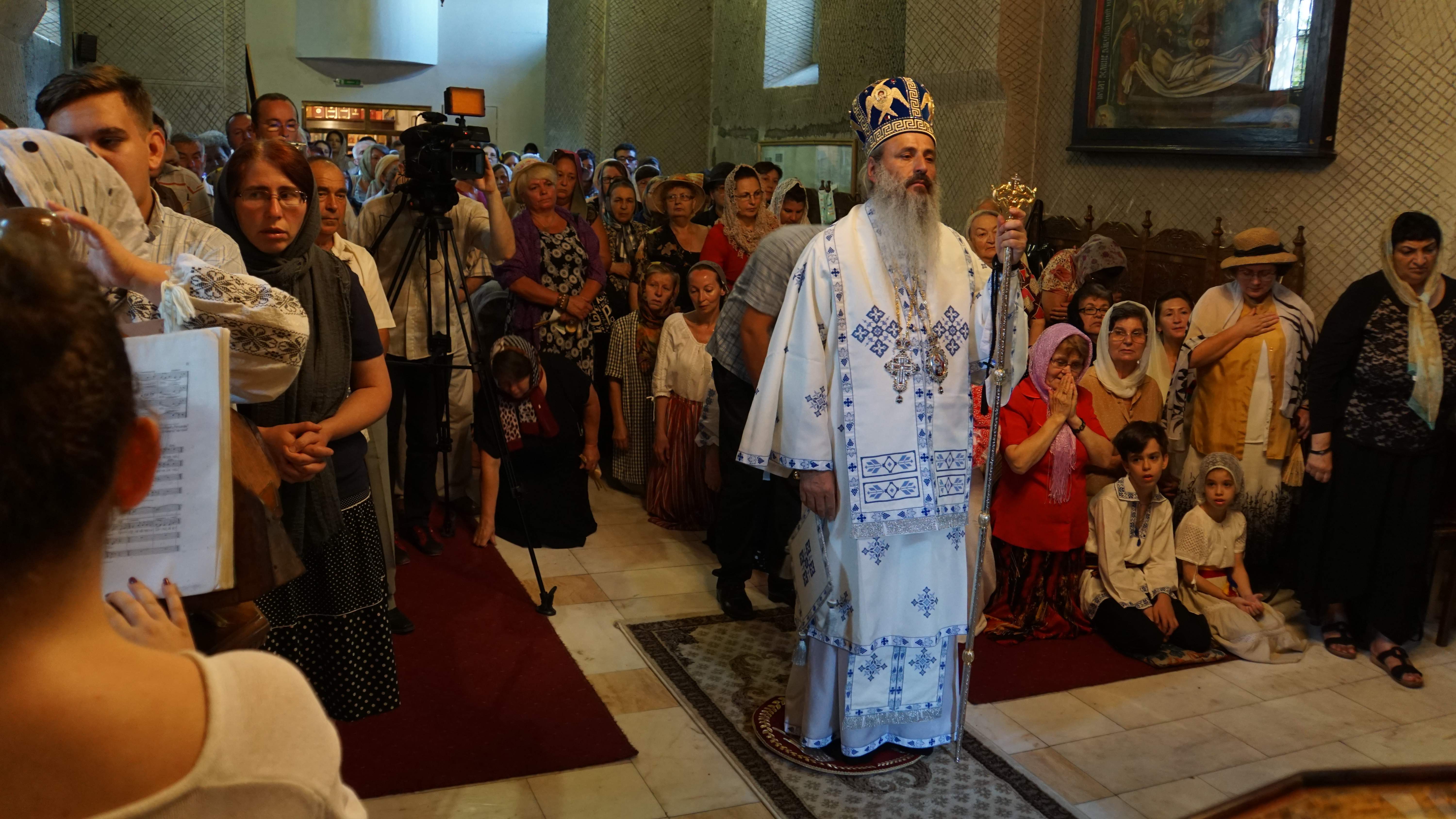 Sfântă Liturghie arhierească şi sfinţire de casă parohială la Biserica „Sfântul Pantelimon“ din Iaşi