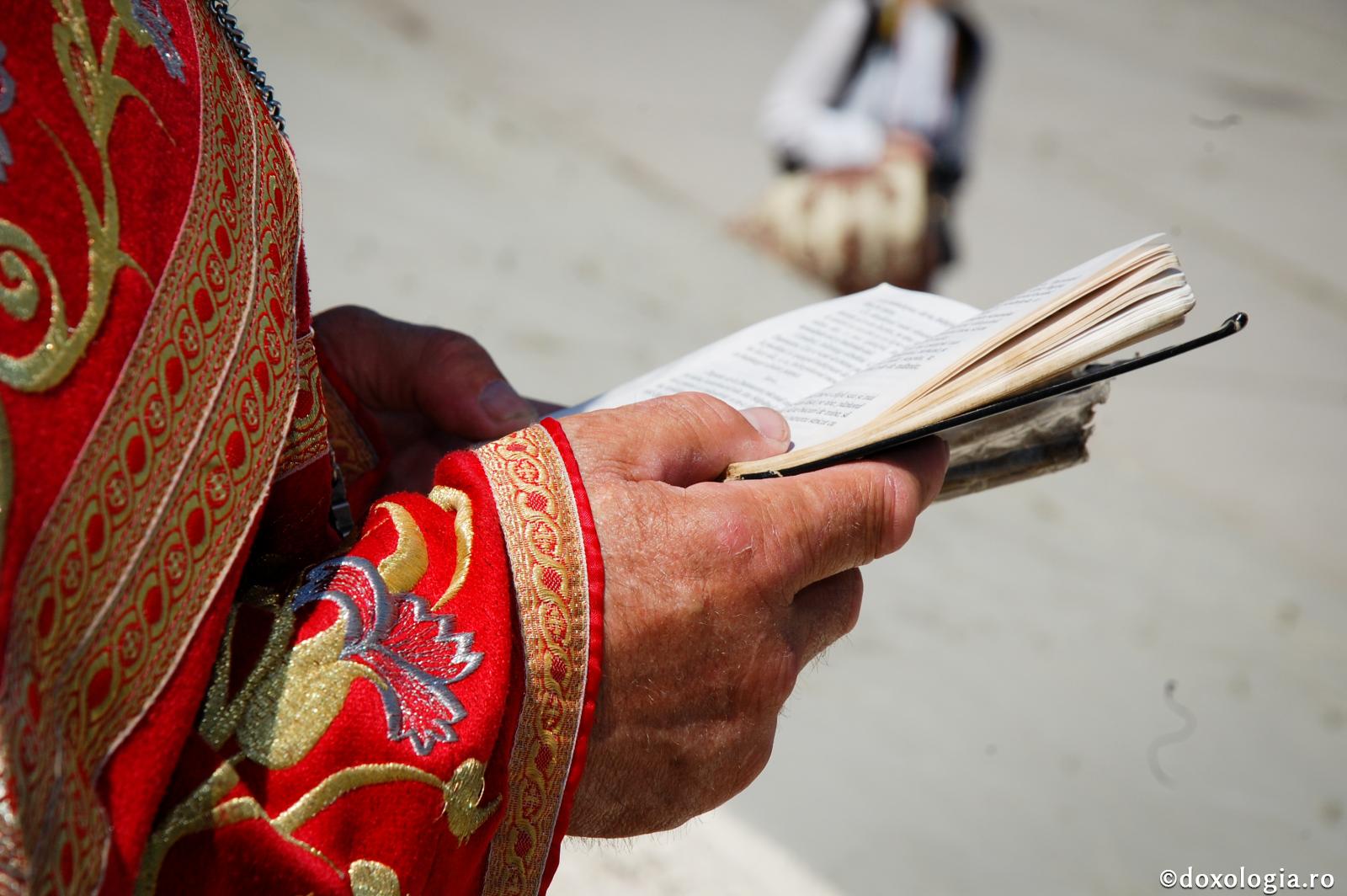 Arhimandritul Irinarh Roset a fost binecuvântat de Dumnezeu cu darul vindecării bolilor / Foto: Nicolae Pintilie preot cu cartea în mână