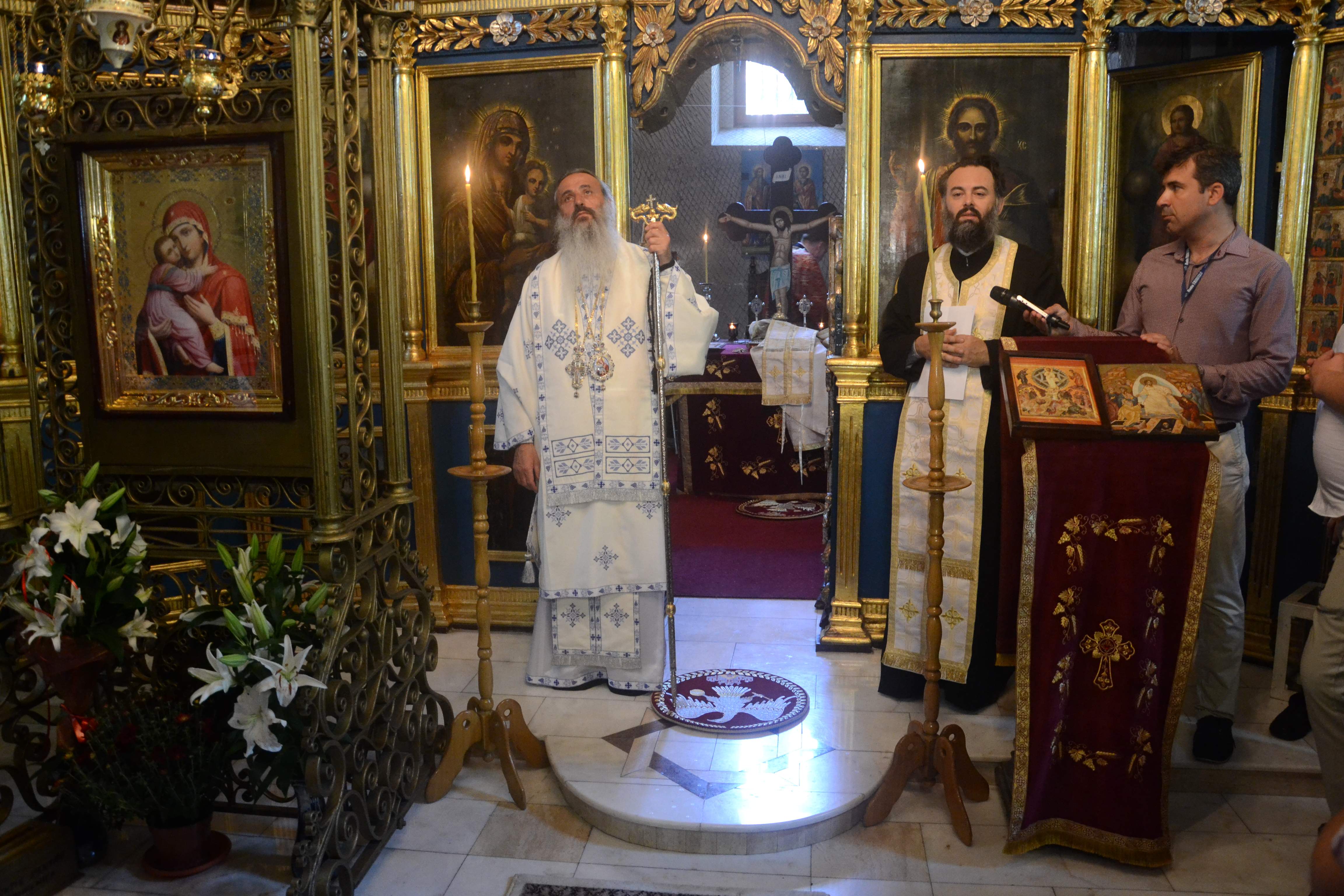 Sfântă Liturghie arhierească şi sfinţire de casă parohială la Biserica „Sfântul Pantelimon“ din Iaşi