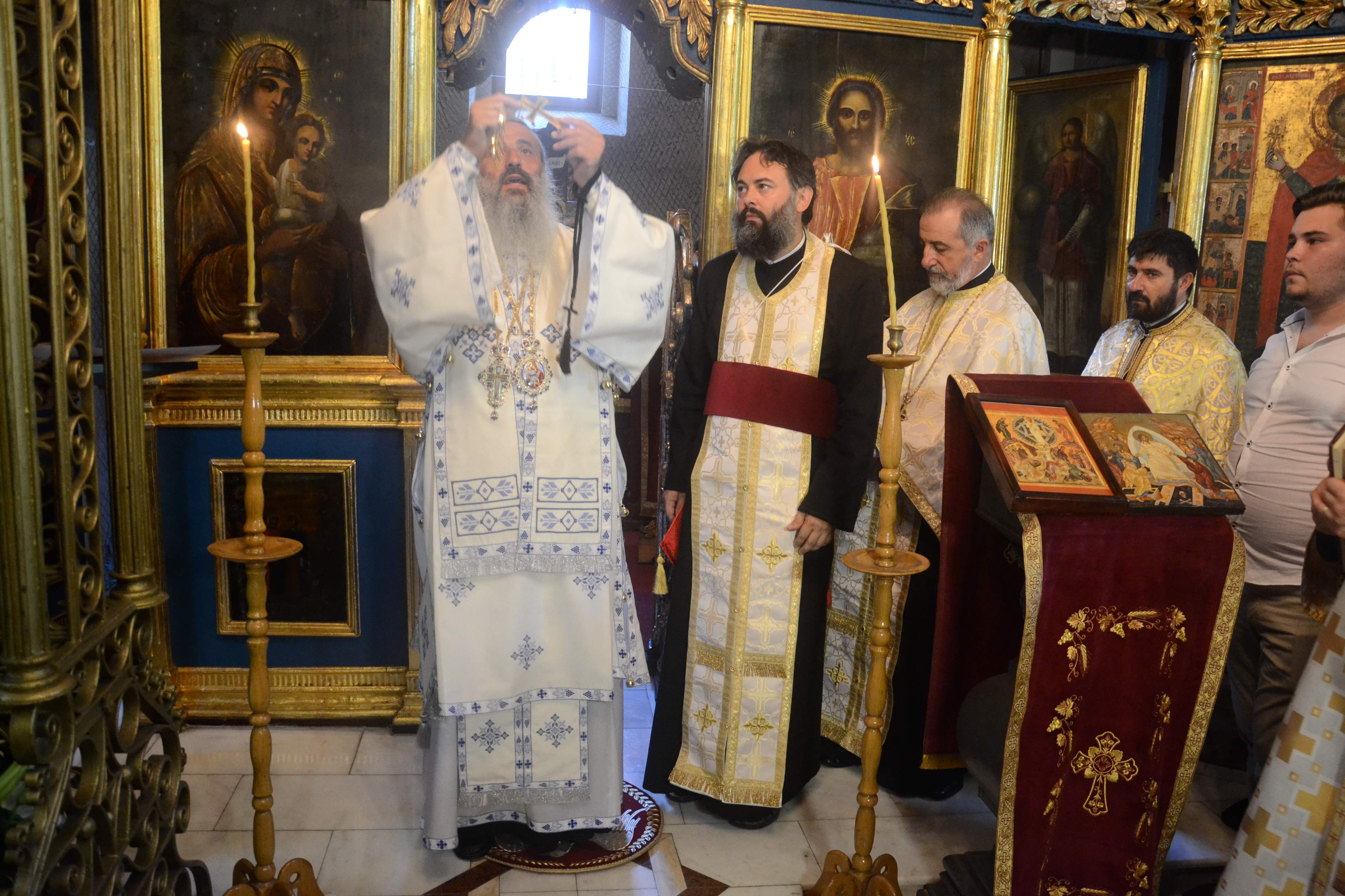 Sfântă Liturghie arhierească şi sfinţire de casă parohială la Biserica „Sfântul Pantelimon“ din Iaşi