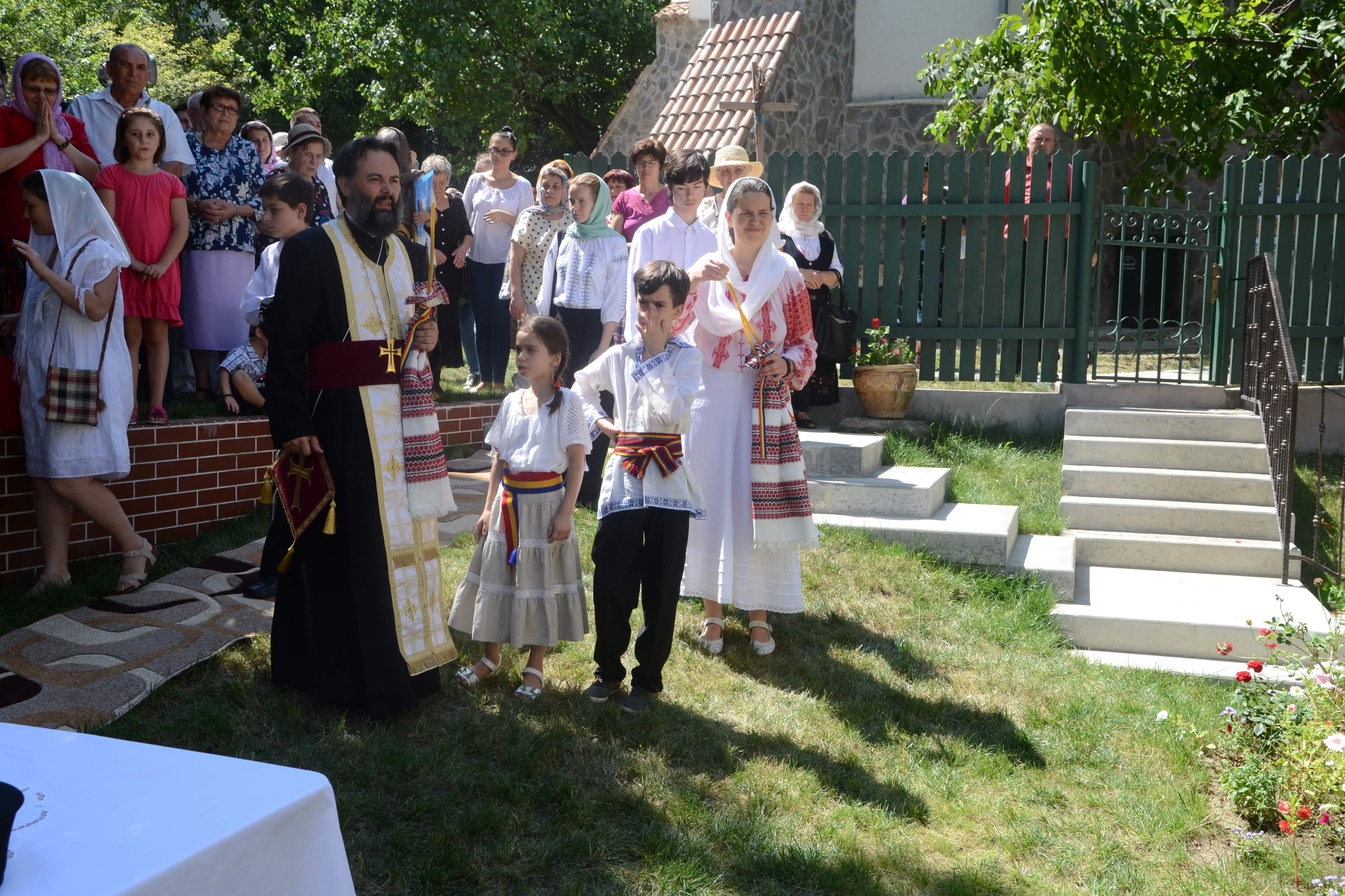 Sfântă Liturghie arhierească şi sfinţire de casă parohială la Biserica „Sfântul Pantelimon“ din Iaşi