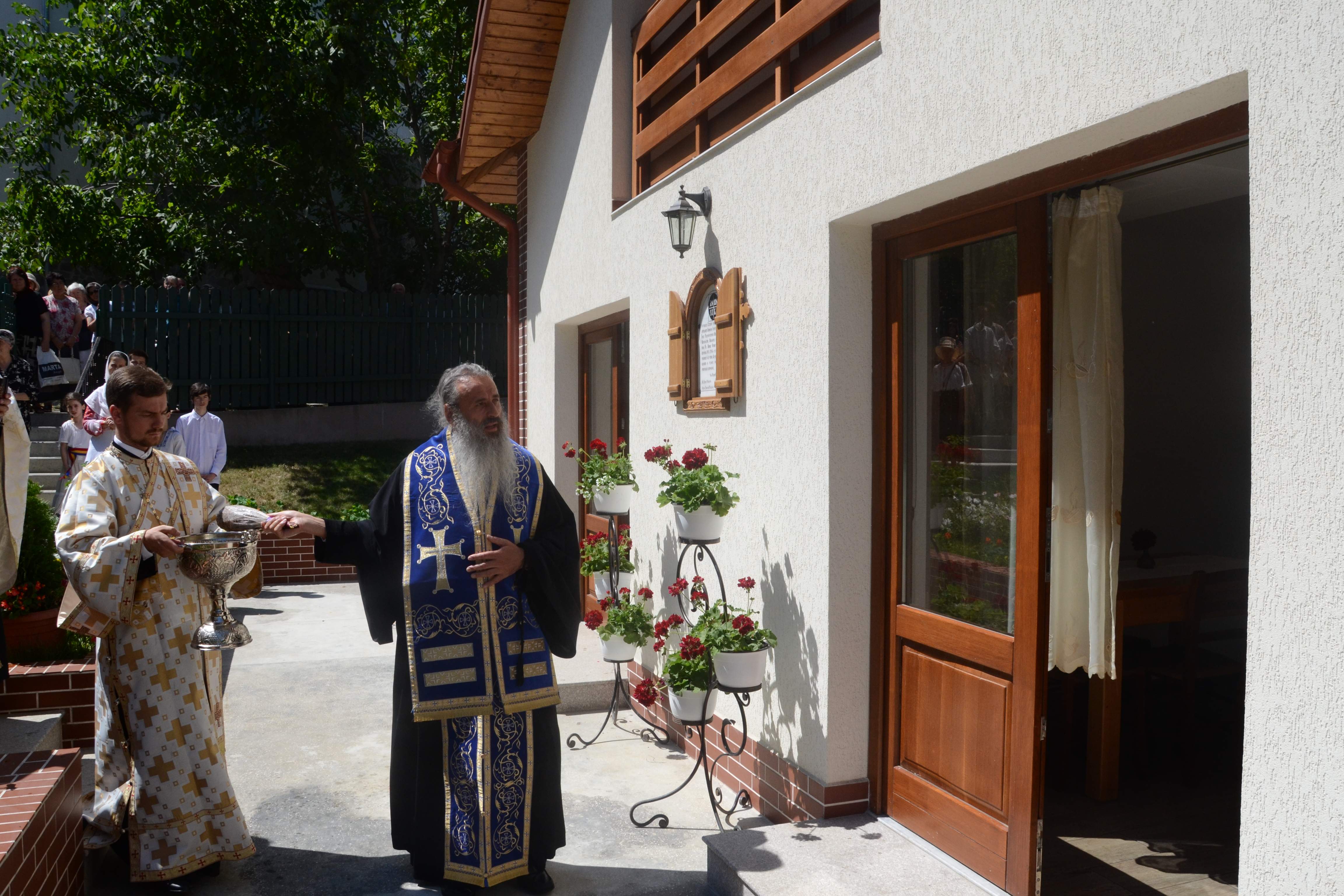 Sfântă Liturghie arhierească şi sfinţire de casă parohială la Biserica „Sfântul Pantelimon“ din Iaşi