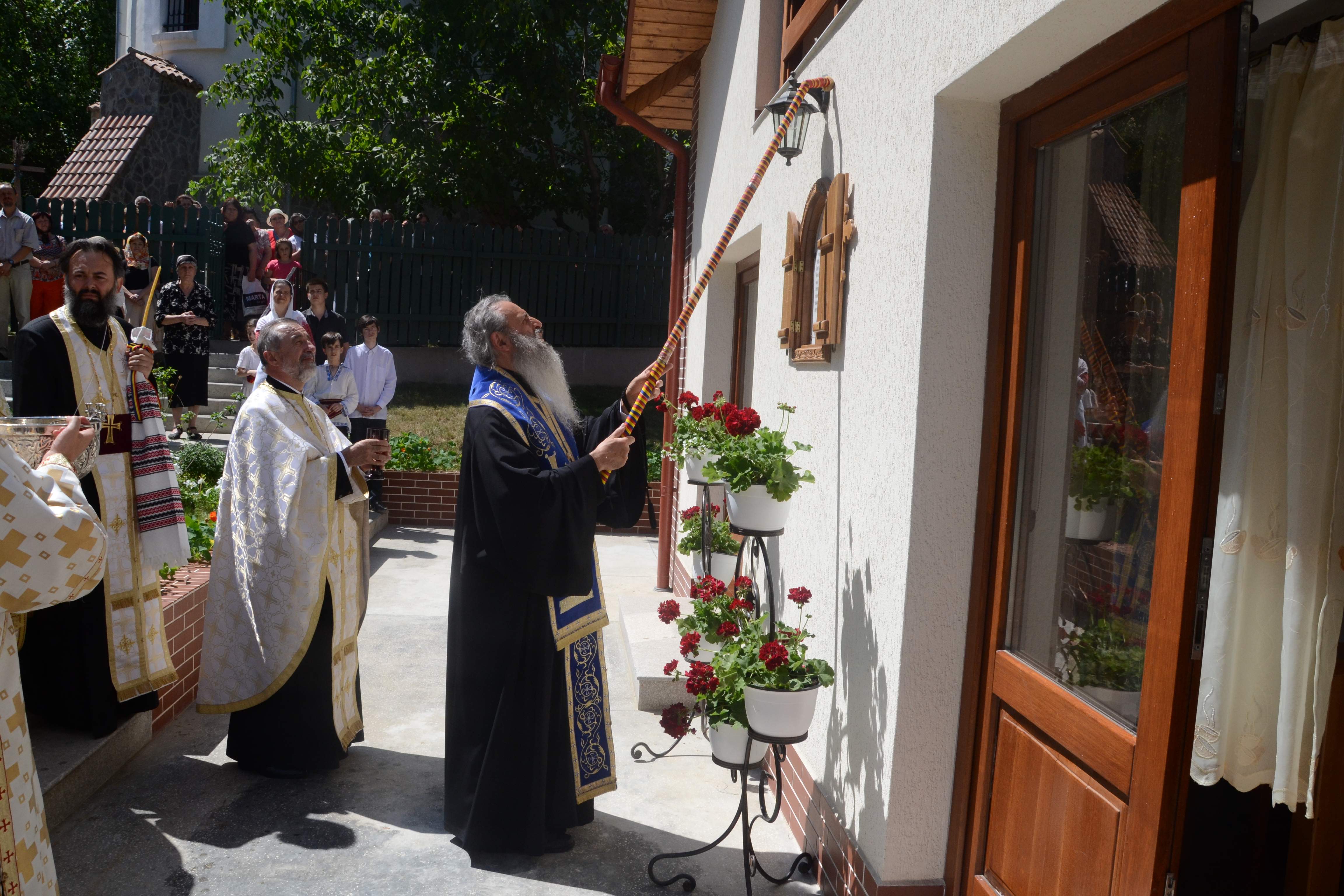 Sfântă Liturghie arhierească şi sfinţire de casă parohială la Biserica „Sfântul Pantelimon“ din Iaşi