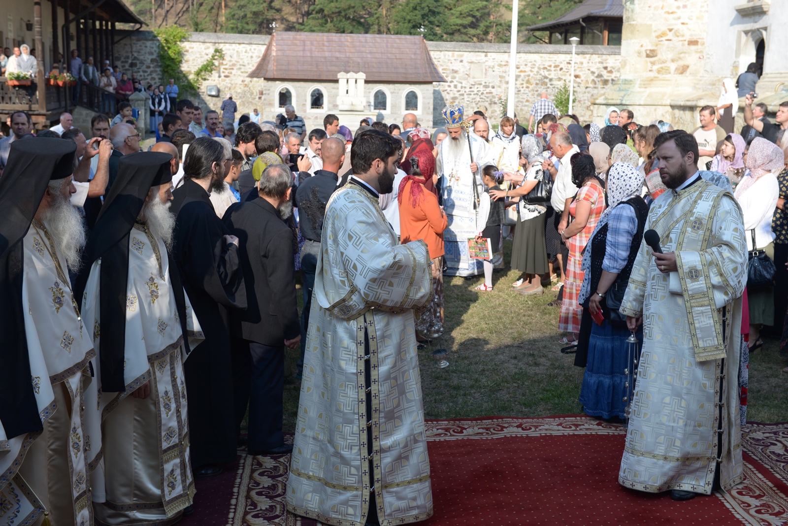 Sute de credincioși la hramul Mănăstirii Bistrița